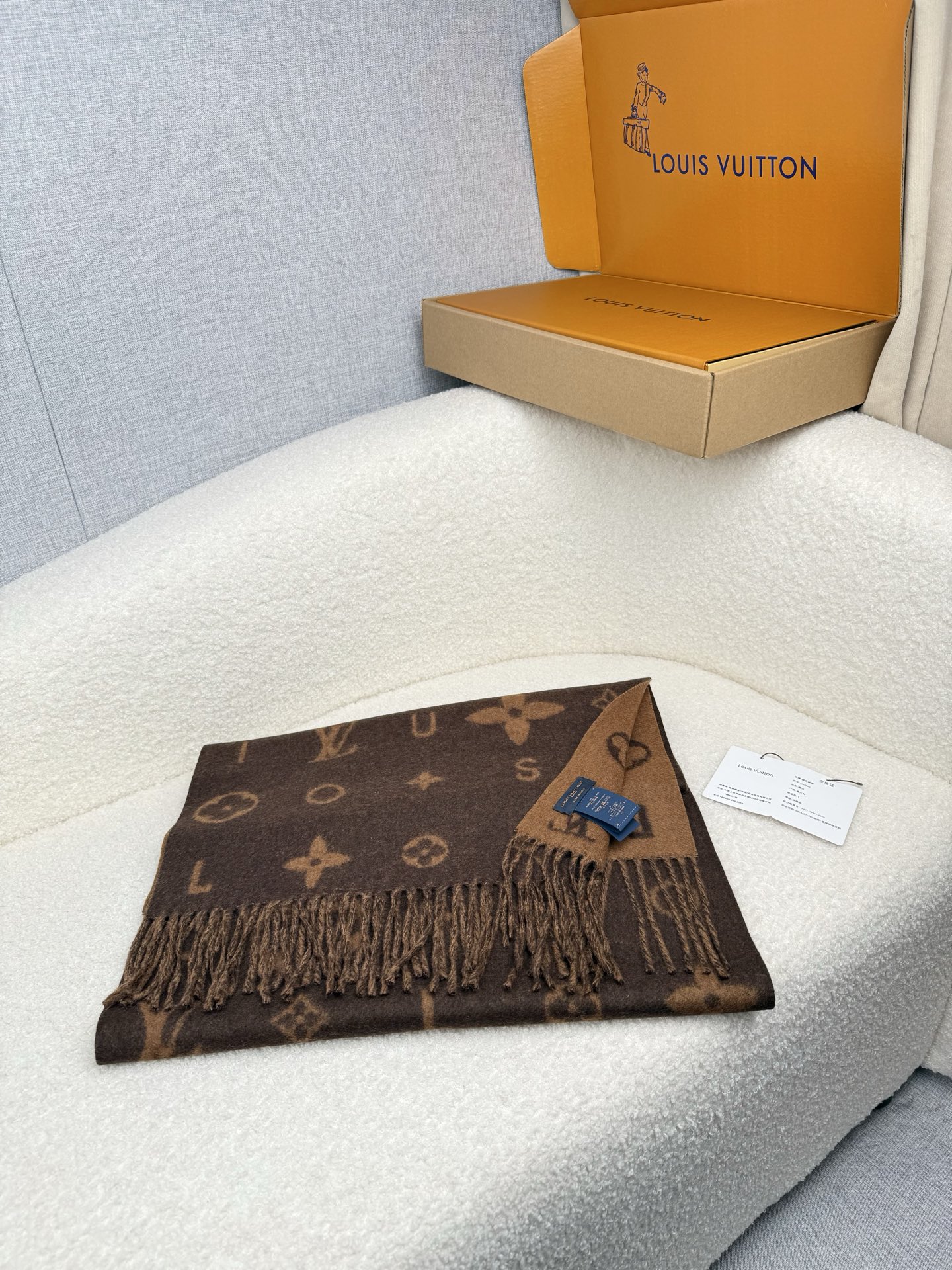 P。L家。【lv双面羊毛围巾】Reykjavik 2.0围巾为柔软山羊绒标注Monogram 花卉和 L