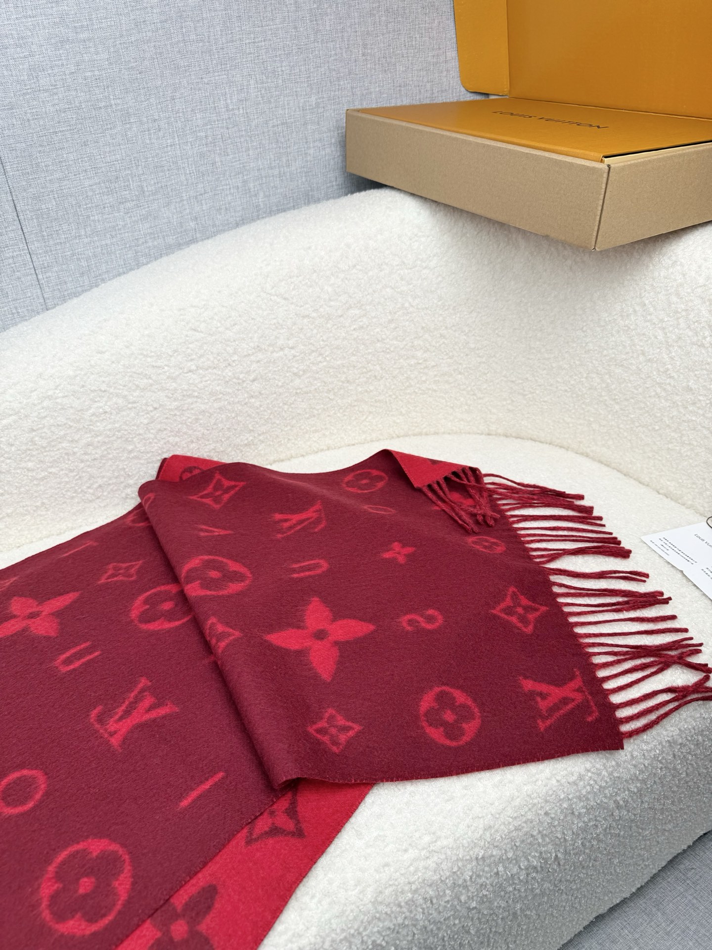 P。L家。【lv双面羊毛围巾】Reykjavik 2.0围巾为柔软山羊绒标注Monogram 花卉和 L