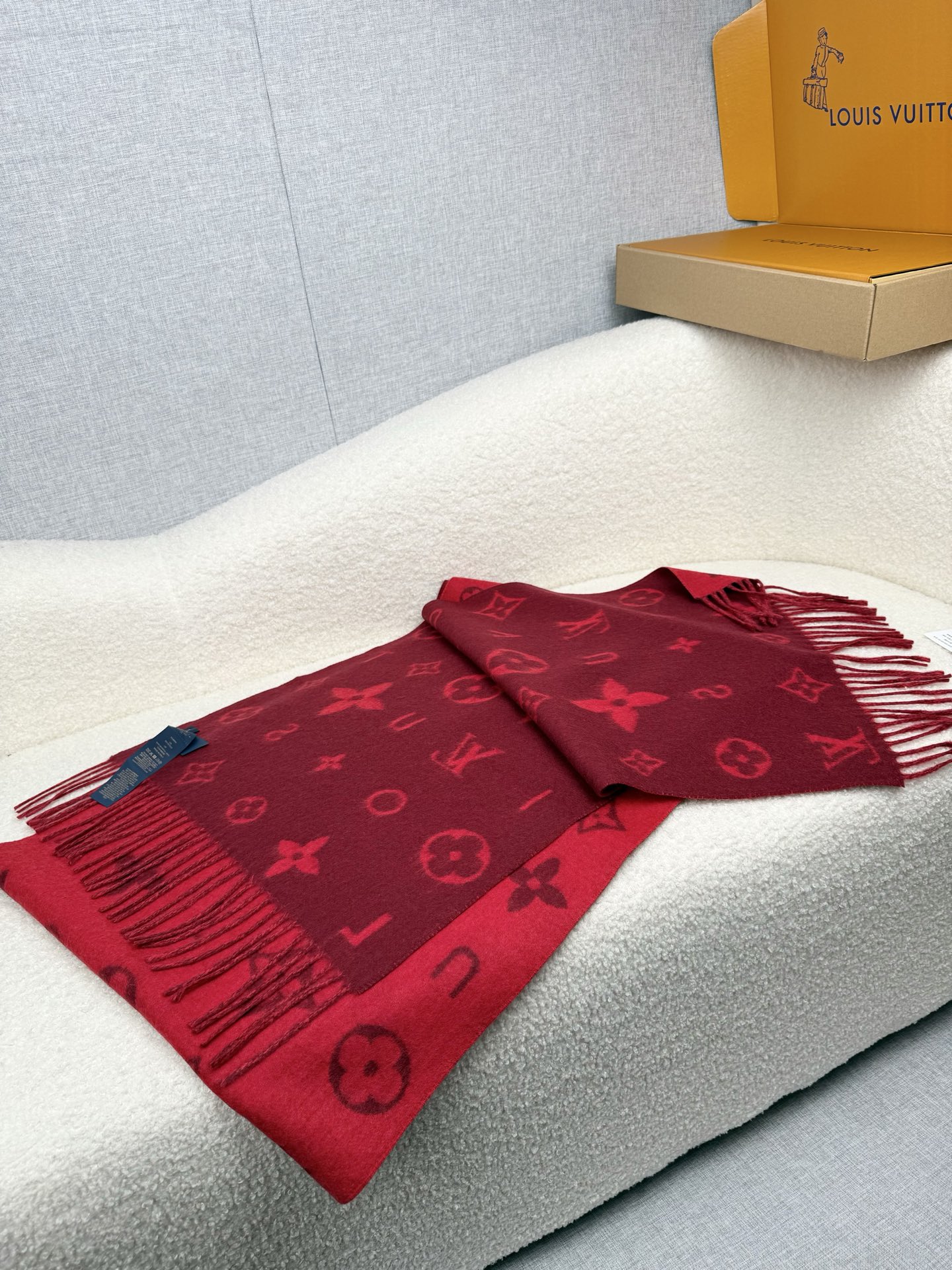 P。L家。【lv双面羊毛围巾】Reykjavik 2.0围巾为柔软山羊绒标注Monogram 花卉和 L