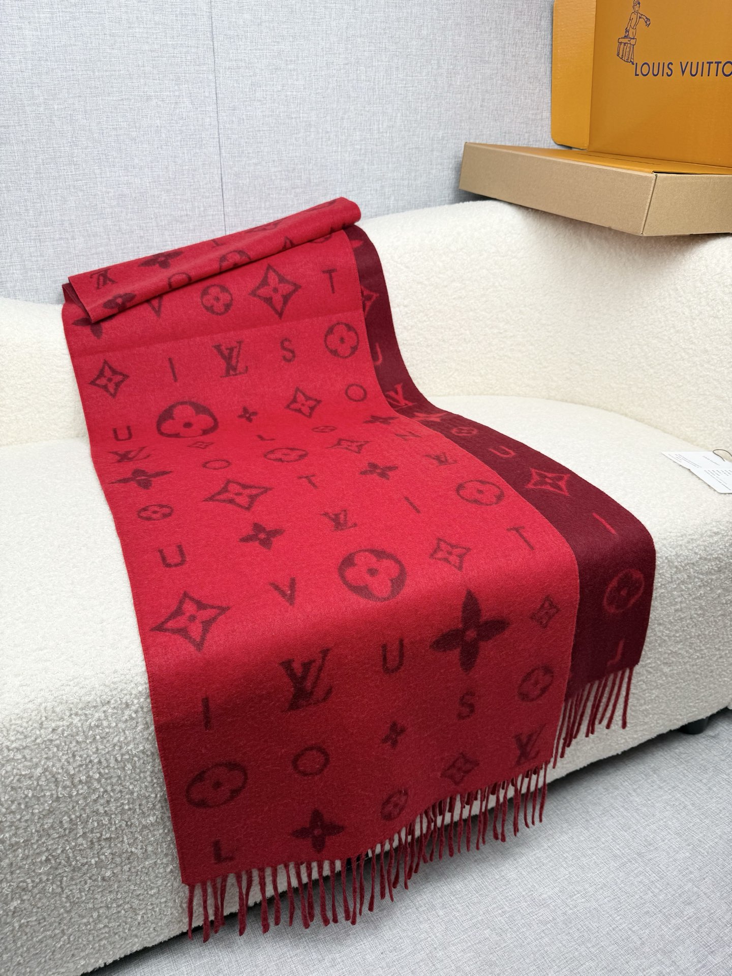 P。L家。【lv双面羊毛围巾】Reykjavik 2.0围巾为柔软山羊绒标注Monogram 花卉和 L