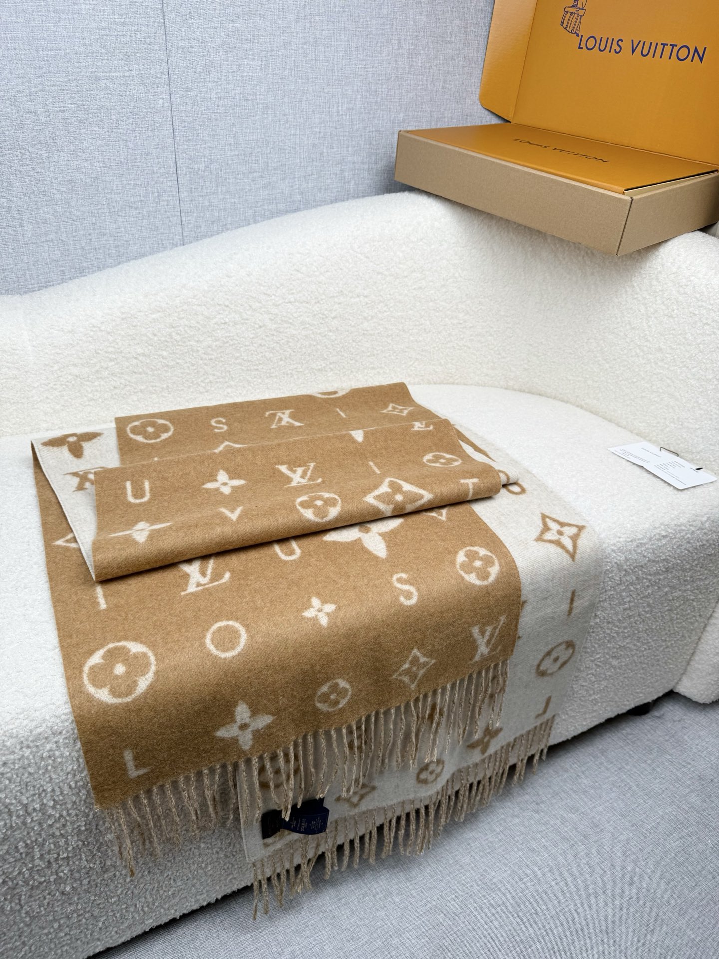 P。L家。【lv双面羊毛围巾】Reykjavik 2.0围巾为柔软山羊绒标注Monogram 花卉和 L