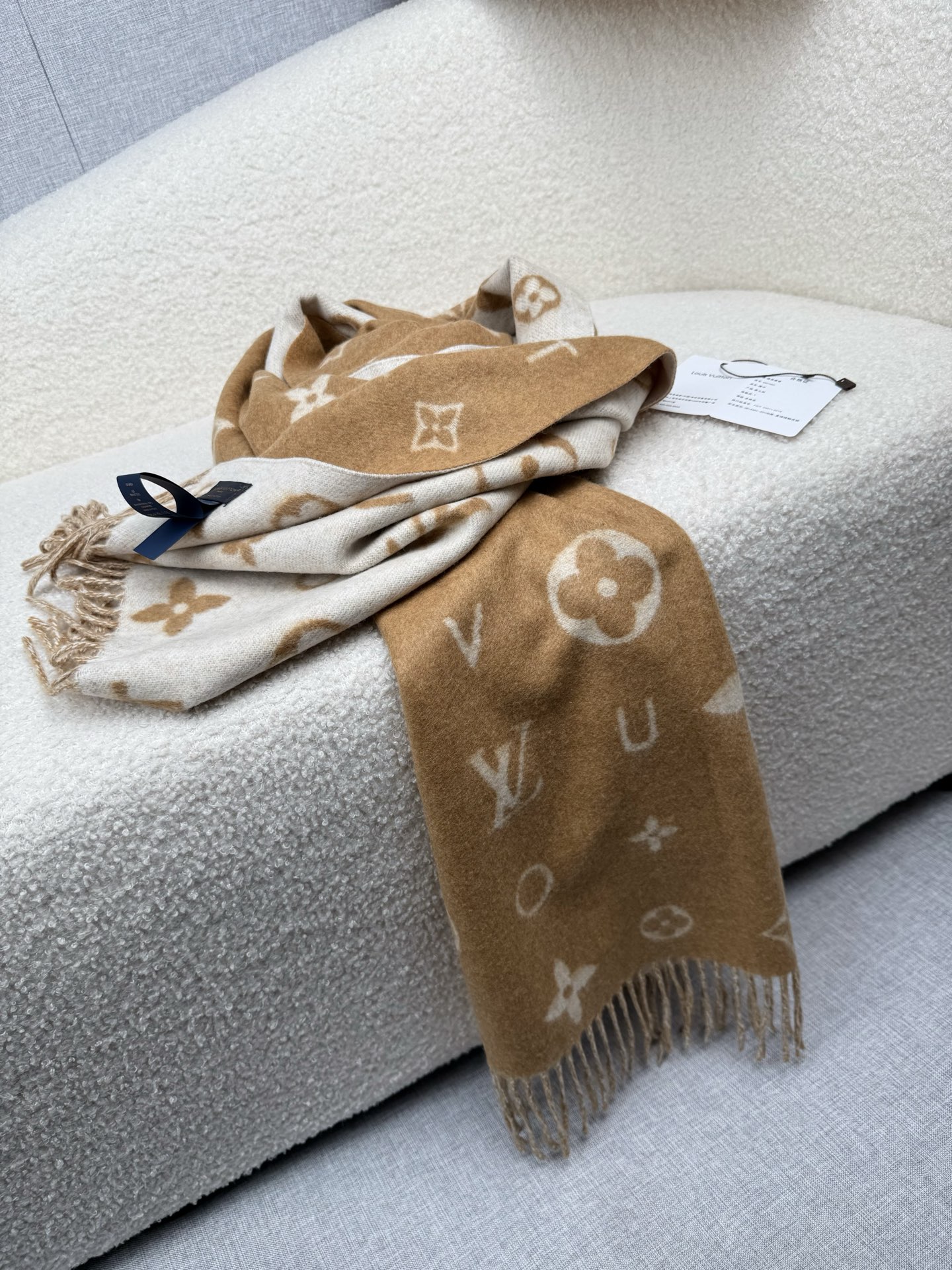 P。L家。【lv双面羊毛围巾】Reykjavik 2.0围巾为柔软山羊绒标注Monogram 花卉和 L