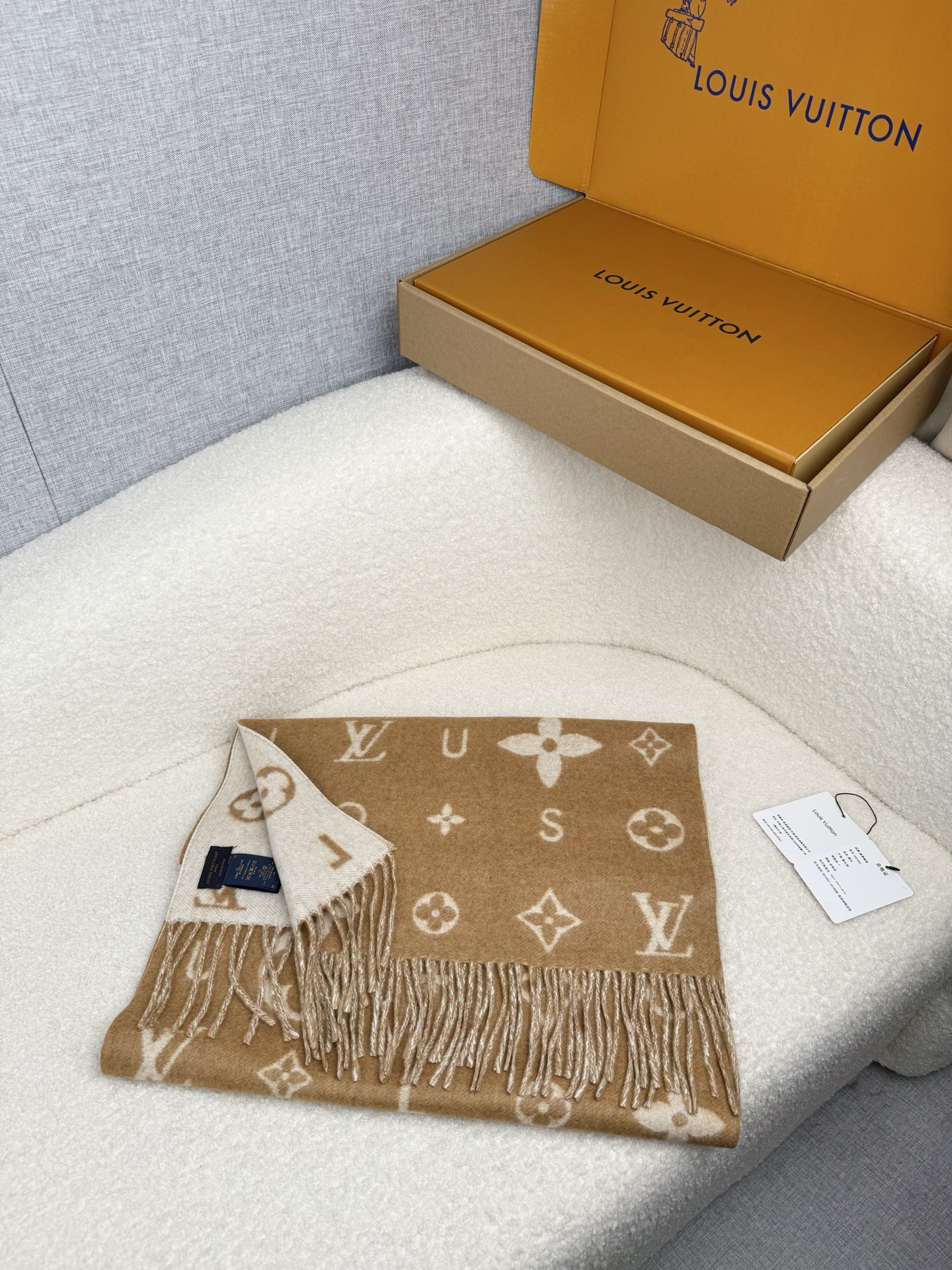 P。L家。【lv双面羊毛围巾】Reykjavik 2.0围巾为柔软山羊绒标注Monogram 花卉和 L