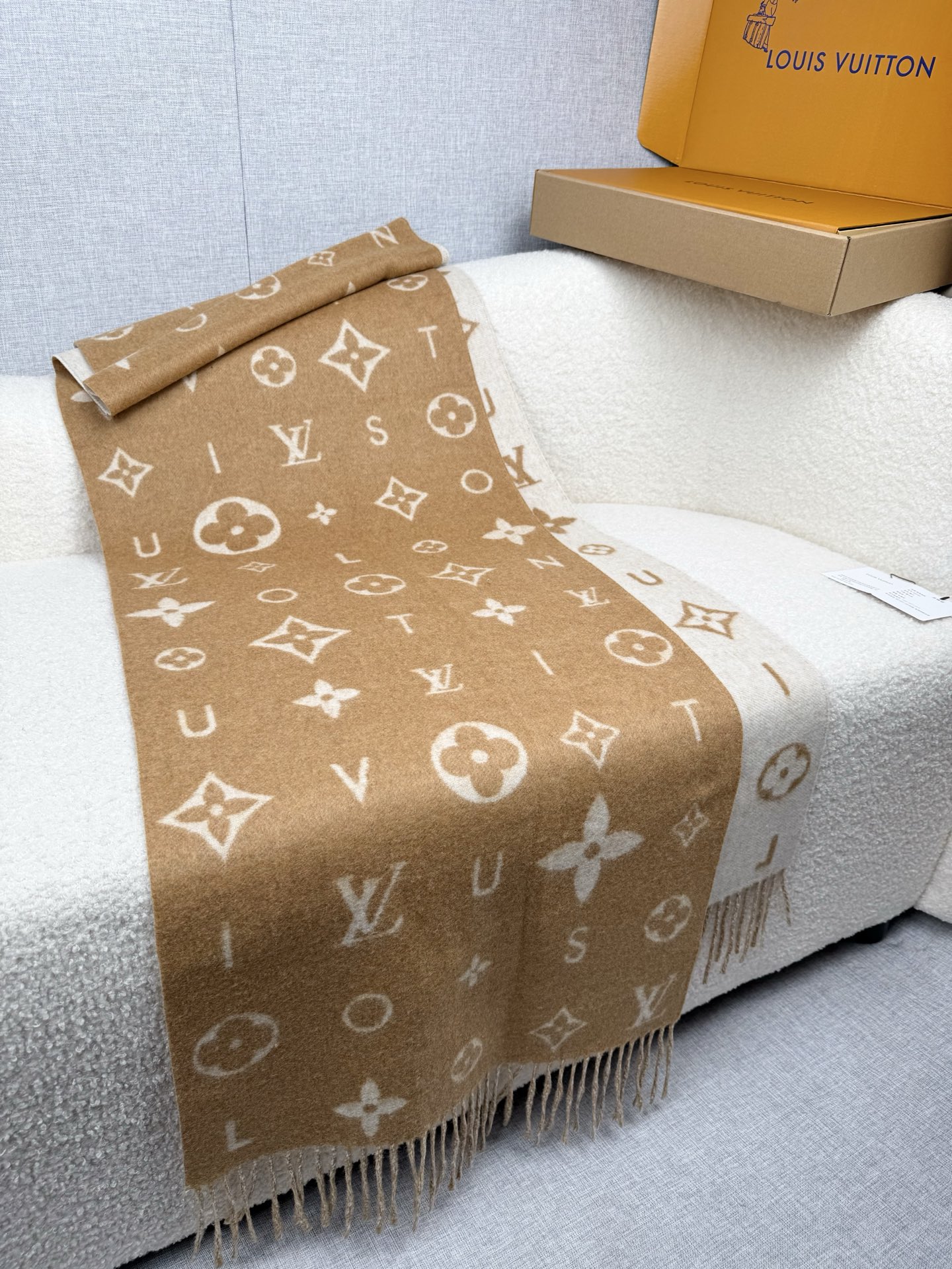 P。L家。【lv双面羊毛围巾】Reykjavik 2.0围巾为柔软山羊绒标注Monogram 花卉和 L