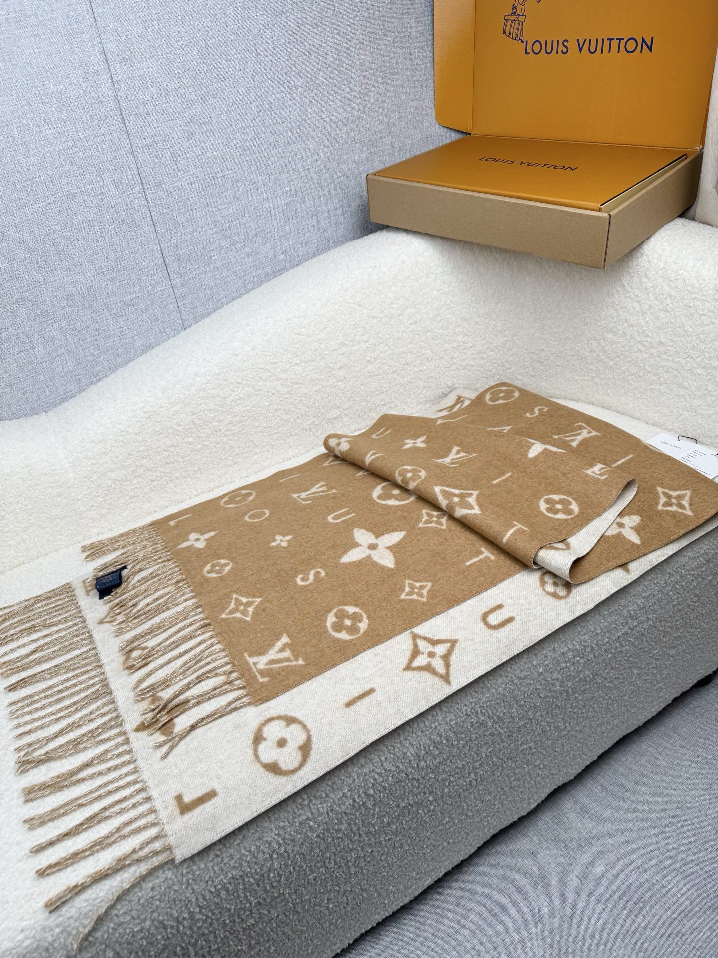 P。L家。【lv双面羊毛围巾】Reykjavik 2.0围巾为柔软山羊绒标注Monogram 花卉和 L