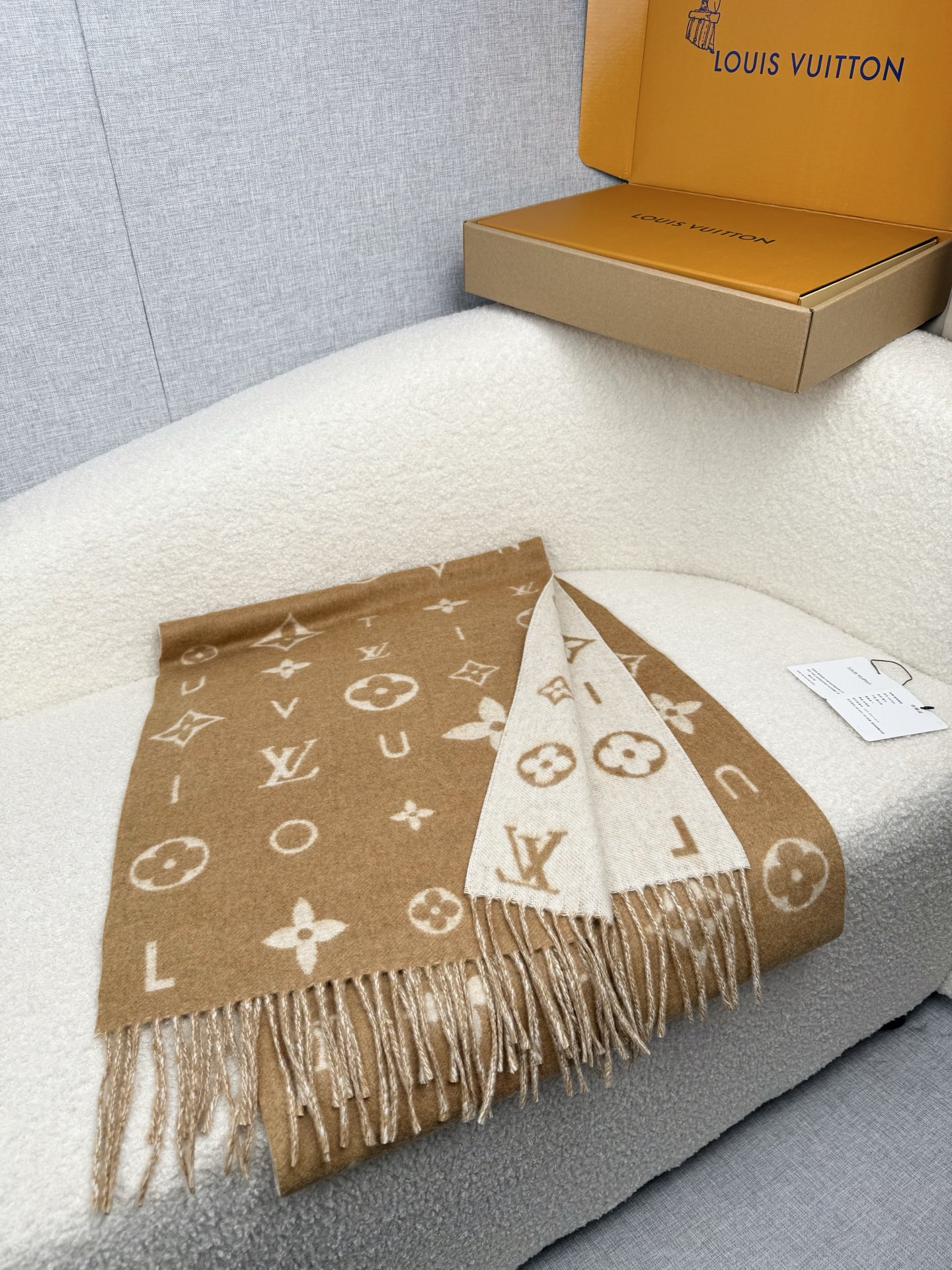 P。L家。【lv双面羊毛围巾】Reykjavik 2.0围巾为柔软山羊绒标注Monogram 花卉和 L