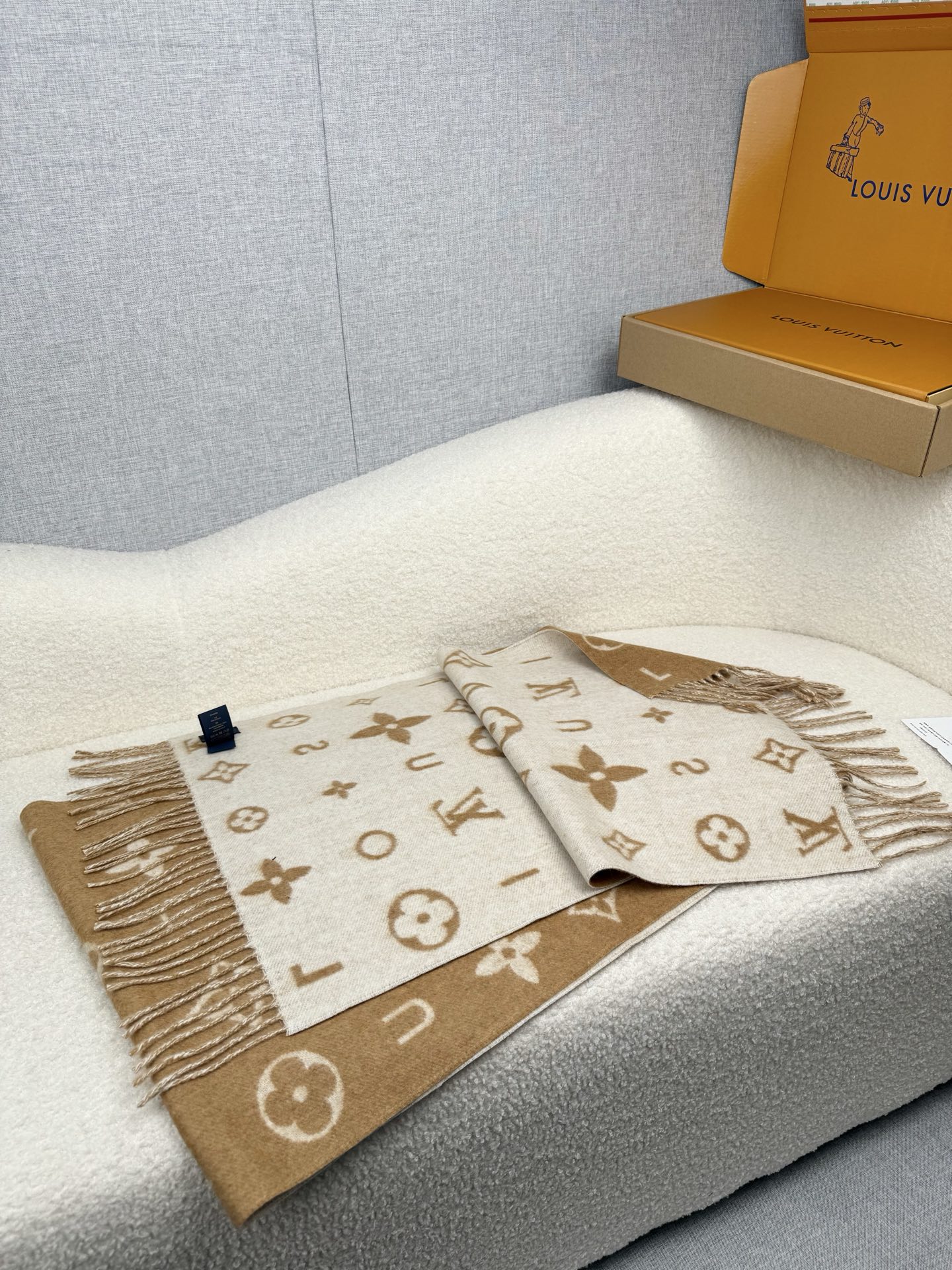 P。L家。【lv双面羊毛围巾】Reykjavik 2.0围巾为柔软山羊绒标注Monogram 花卉和 L