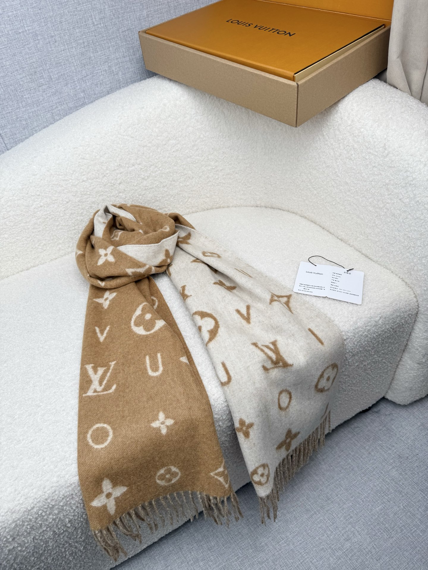 P。L家。【lv双面羊毛围巾】Reykjavik 2.0围巾为柔软山羊绒标注Monogram 花卉和 L
