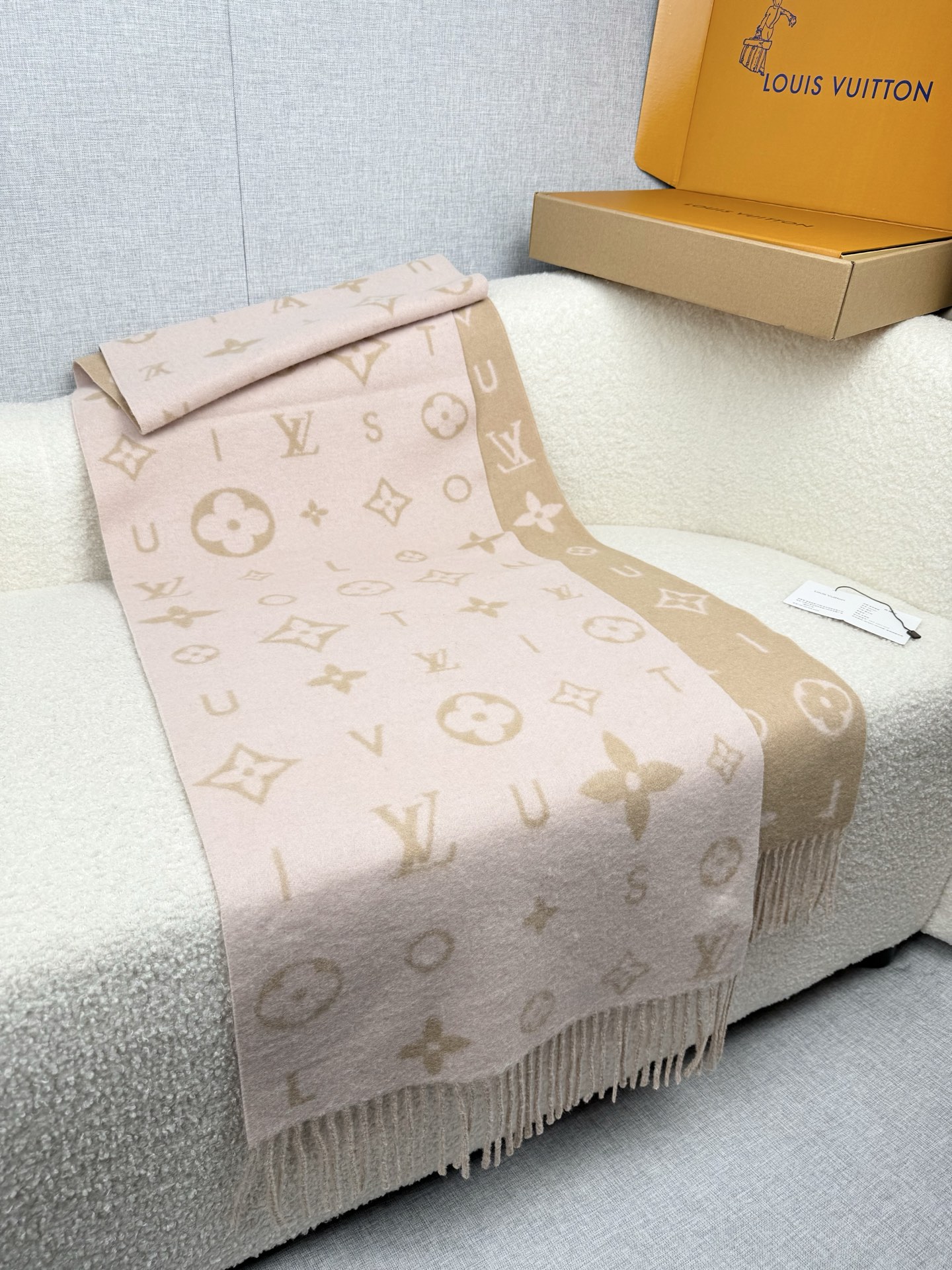 P。L家。【lv双面羊毛围巾】Reykjavik 2.0围巾为柔软山羊绒标注Monogram 花卉和 L