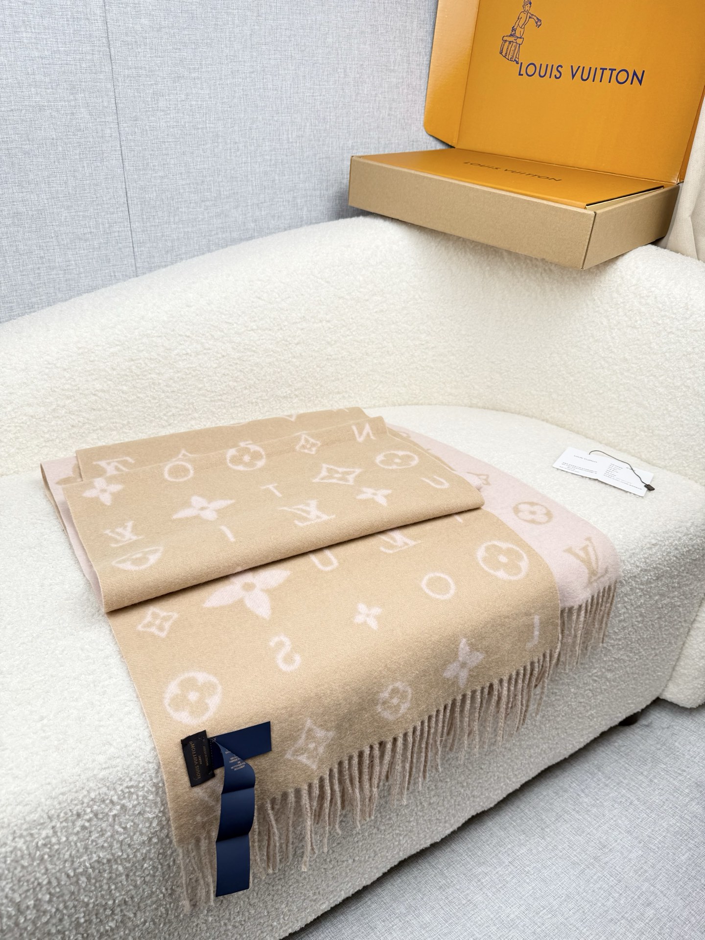 P。L家。【lv双面羊毛围巾】Reykjavik 2.0围巾为柔软山羊绒标注Monogram 花卉和 L