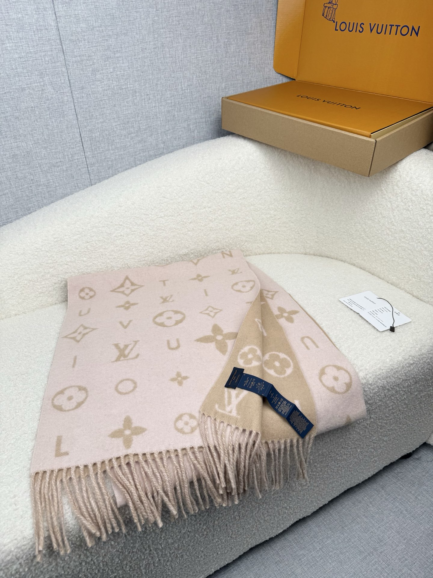 P。L家。【lv双面羊毛围巾】Reykjavik 2.0围巾为柔软山羊绒标注Monogram 花卉和 L