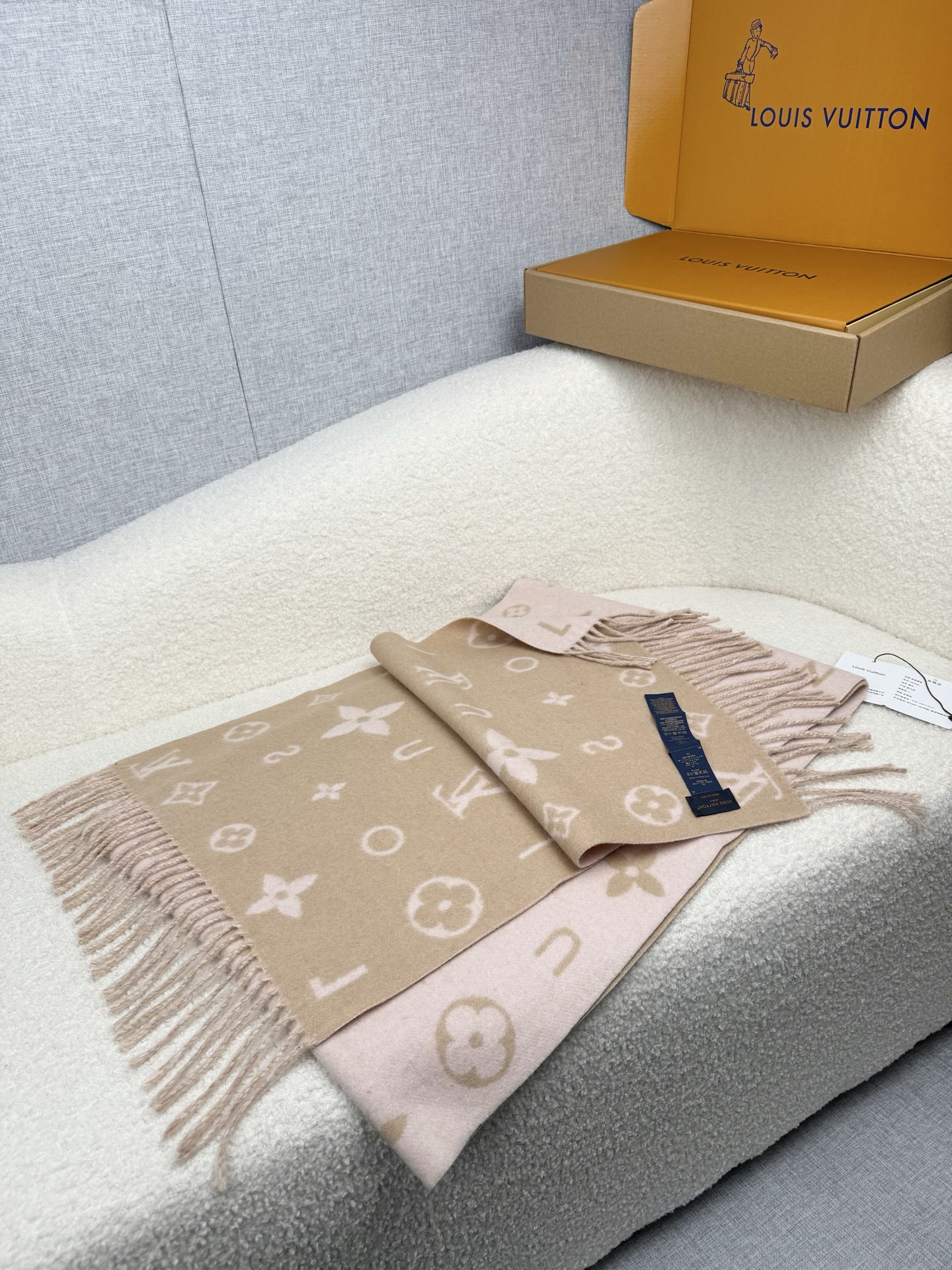 P。L家。【lv双面羊毛围巾】Reykjavik 2.0围巾为柔软山羊绒标注Monogram 花卉和 L