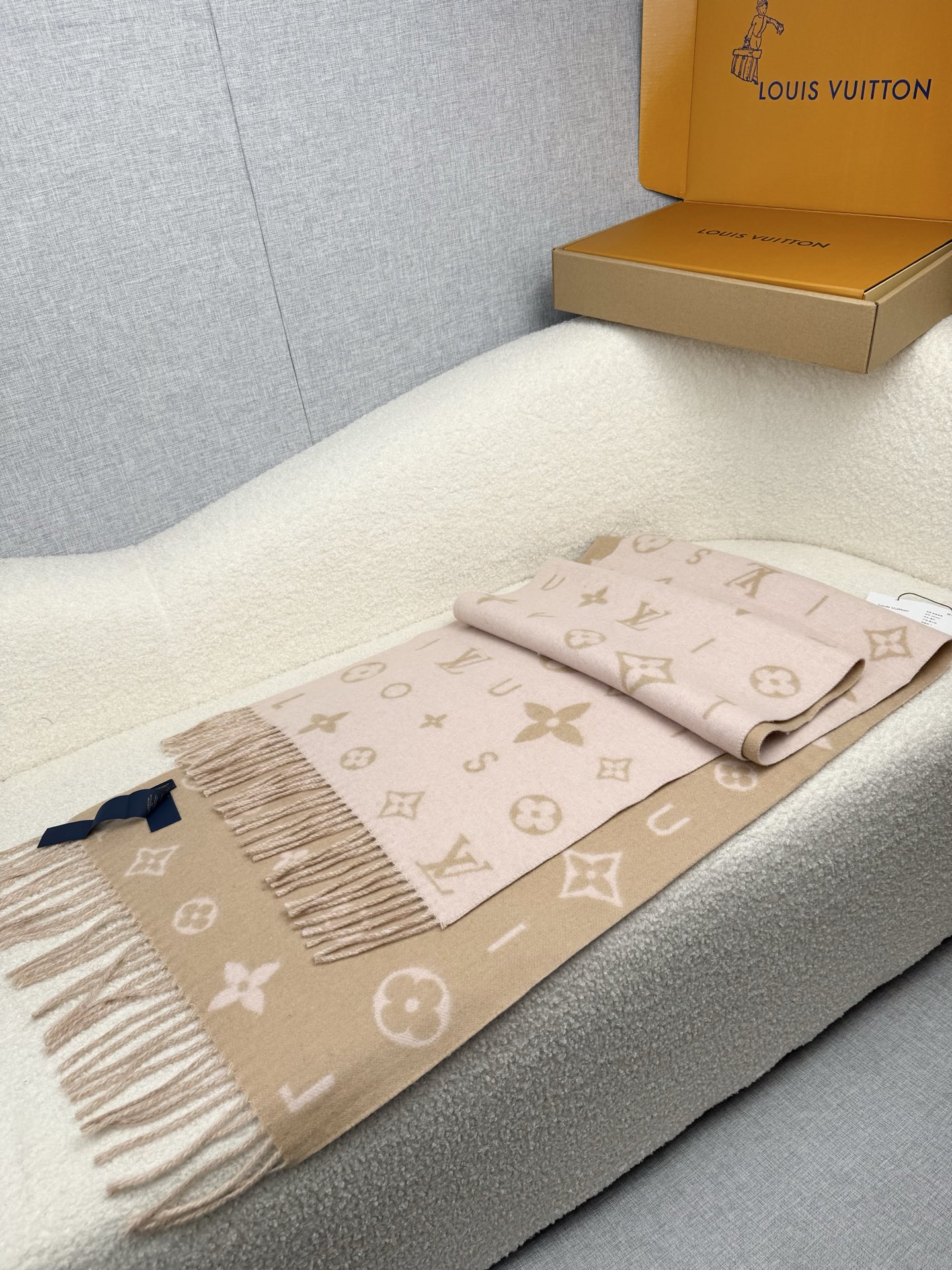 P。L家。【lv双面羊毛围巾】Reykjavik 2.0围巾为柔软山羊绒标注Monogram 花卉和 L