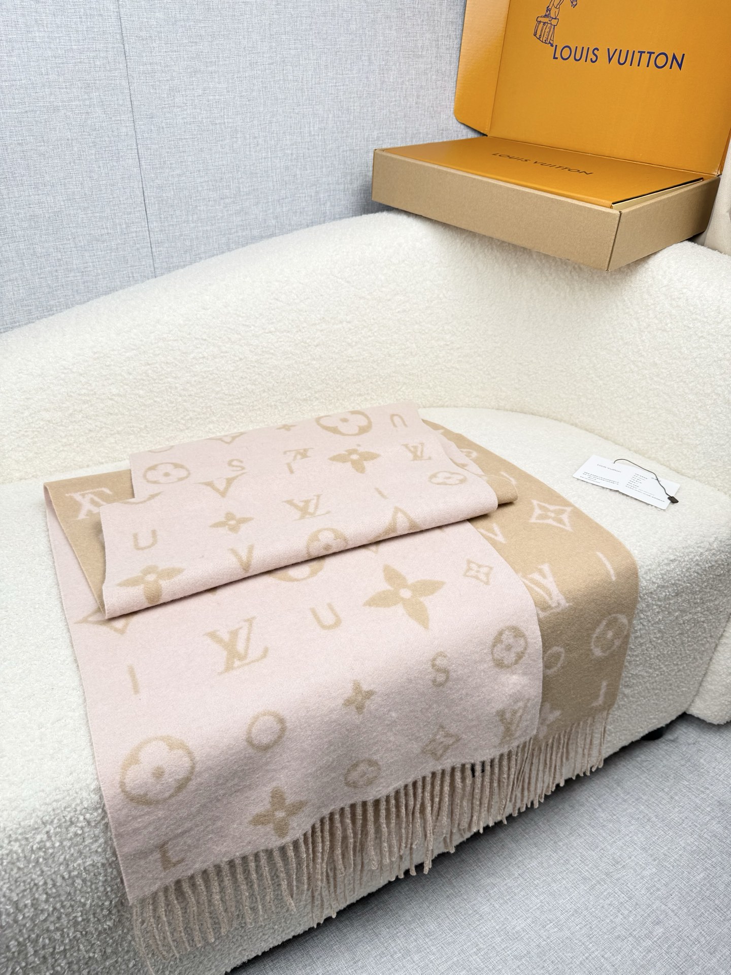 P。L家。【lv双面羊毛围巾】Reykjavik 2.0围巾为柔软山羊绒标注Monogram 花卉和 L