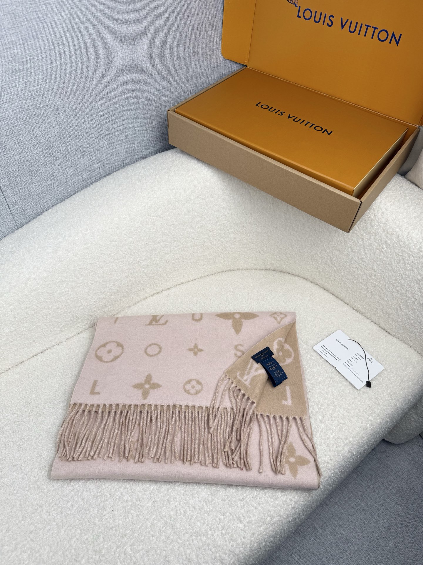 P。L家。【lv双面羊毛围巾】Reykjavik 2.0围巾为柔软山羊绒标注Monogram 花卉和 L