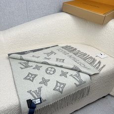 P。L家。【双面立体镂空提花围巾】这款围巾真的超绝!手感满分!不是传统的平面机织制品,而是凹凸有致的提花质感!一条围巾可 P。L家。【双面立体镂空提花围巾】这款围巾真的超绝!手感满分!不是传统的平面机织制品,而是凹凸有致的提花质感!一条围巾可