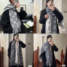 P。L家。【双面立体镂空提花围巾】这款围巾真的超绝!手感满分!不是传统的平面机织制品,而是凹凸有致的提花质感!一条围巾可 P。L家。【双面立体镂空提花围巾】这款围巾真的超绝!手感满分!不是传统的平面机织制品,而是凹凸有致的提花质感!一条围巾可