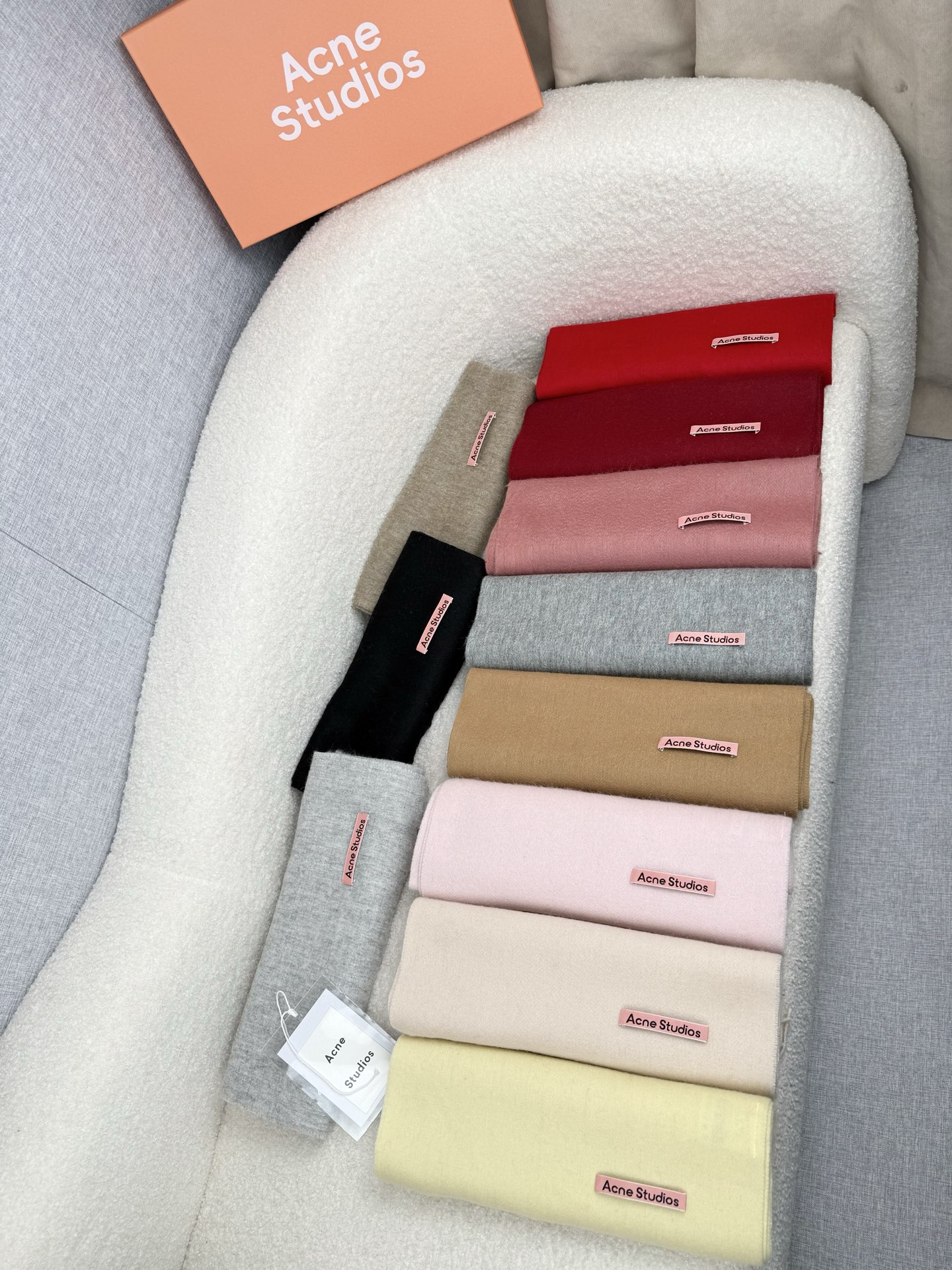 NO:728558,.ACNE.【New Pink Label-Light Water Corrugated Wool Scarf】Super beautiful!  AC is a must-sell model every year!  It is also the most versatile model of the year!  The real orders coming from the AC assembly line are not the ones on the market that are made of wool, chemical fiber, or inferior wool!  Pure and original. It is well known that everyone has N pieces. The color selection is made of high-quality lamb wool. Lambs born in winter are sheared in May. This is the biggest difference from market products. Soft and delicate. No counterfeiting or fake!  The latest main colors are all here. Sheep wool!  *30cm!  high version scarf,high version scarf,acne studios19860909.ACNE.【粉色新标-轻水波纹羊毛围巾】超级美！AC每年都不可不卖的款！也是年度最值百搭的款！真正ac流水线下来的订单.不是市场上羊毛参化纤.或者差羊毛的东西！纯正原单.家喻户晓人手应该N条.选色是上等羊羔毛.都是冬季出生的小羊到5月份剪毛.这就是和市场货最大的区别.柔软细腻.不冒充不添假！最新主打色全在了.羊羔绒！*30cm！高版本围巾,高版本围巾,acne studios,scarf