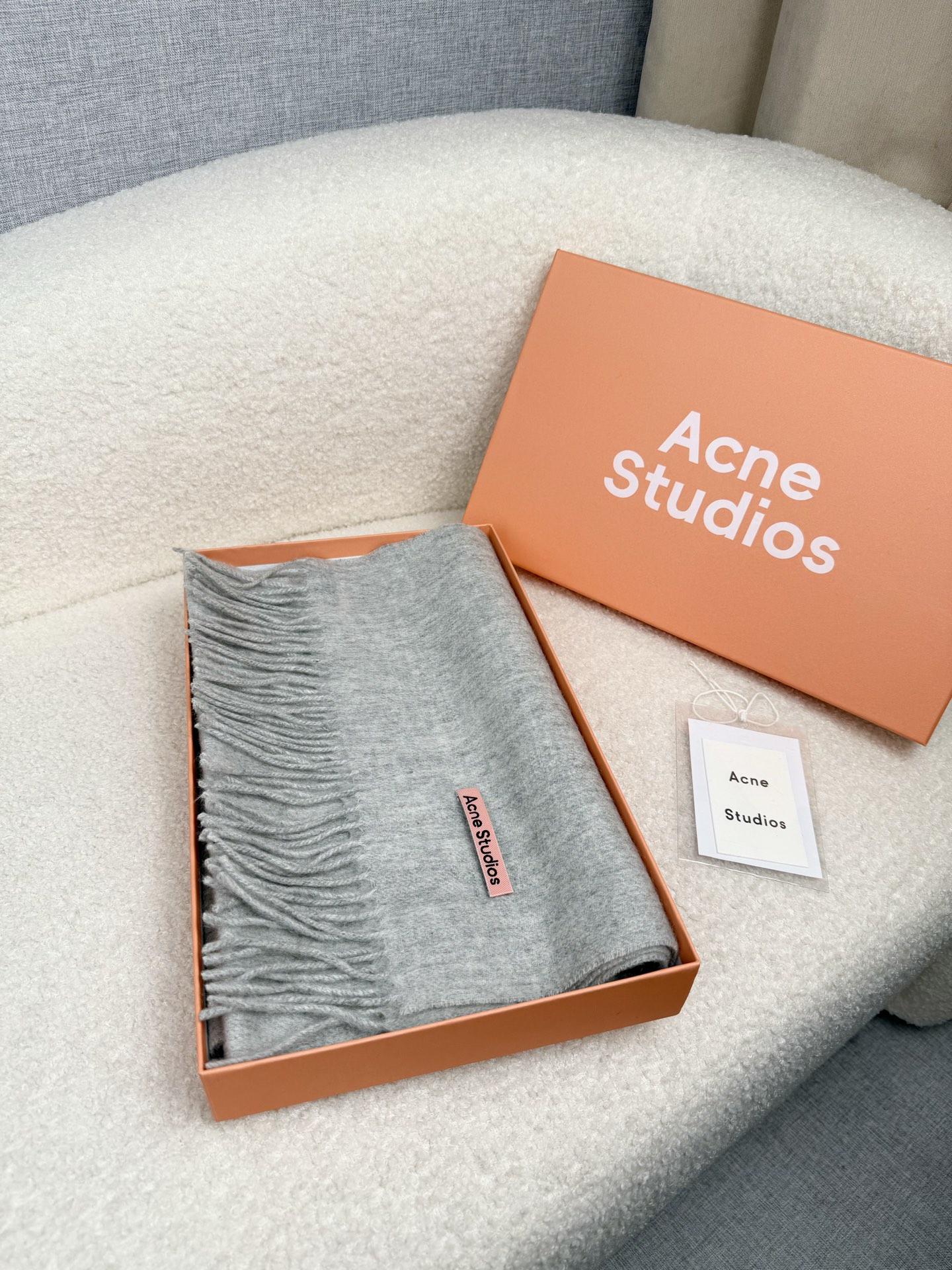 P。ACNE。【粉色新标-轻水波纹羊毛围巾】超级美！AC每年都不可不卖的款！也是年度最值百搭的款！真正ac流水线下来的订