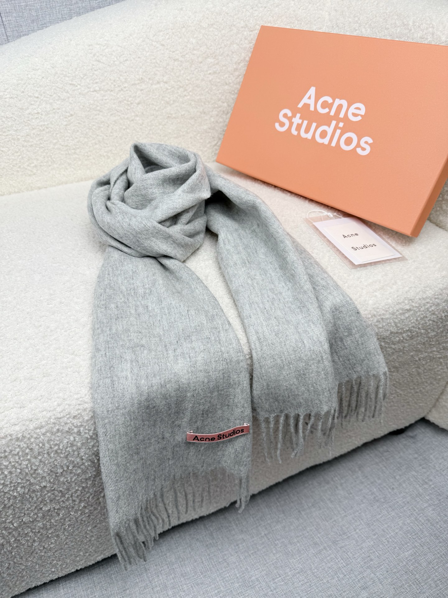 P。ACNE。【粉色新标-轻水波纹羊毛围巾】超级美！AC每年都不可不卖的款！也是年度最值百搭的款！真正ac流水线下来的订
