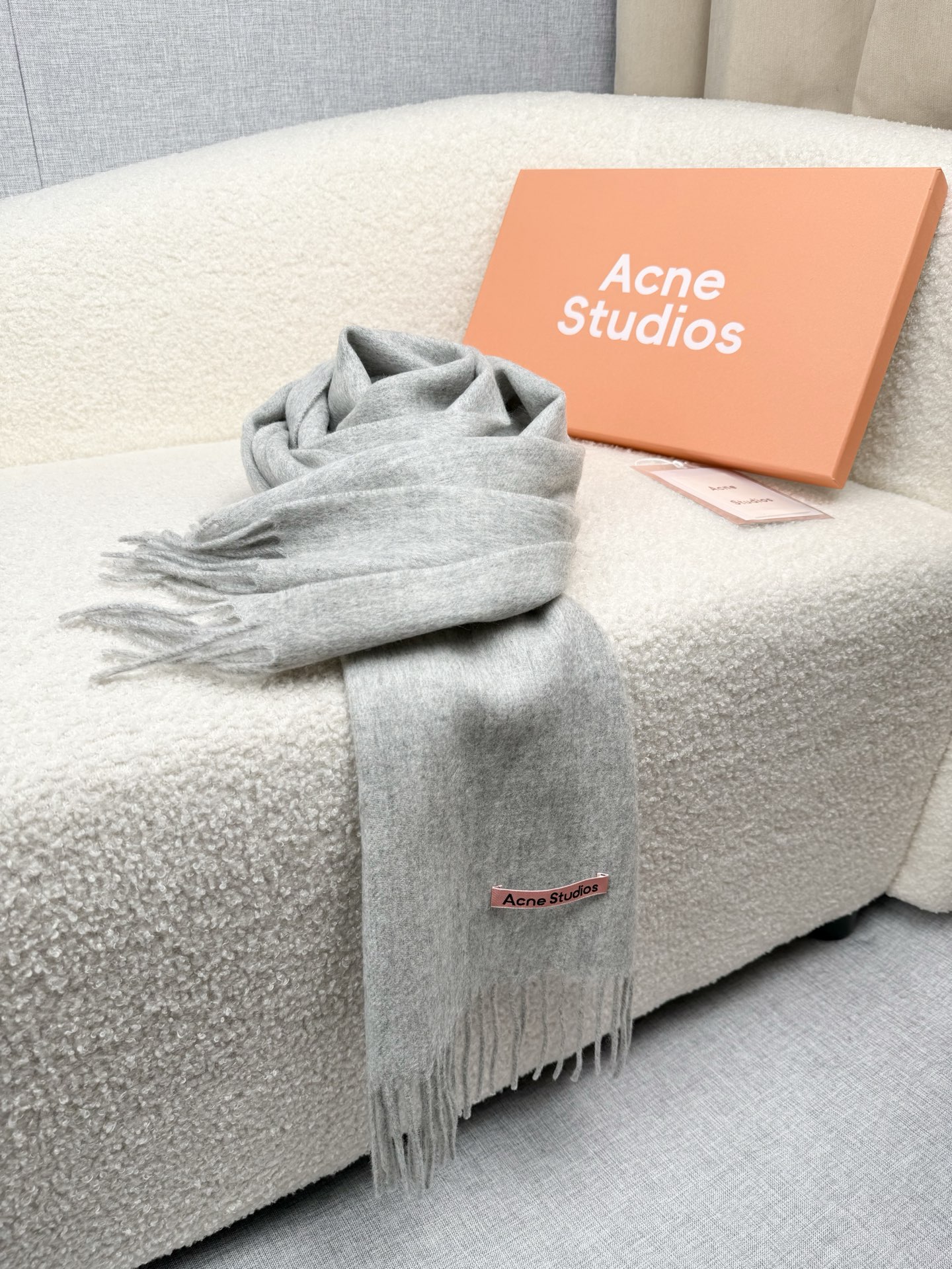 P。ACNE。【粉色新标-轻水波纹羊毛围巾】超级美！AC每年都不可不卖的款！也是年度最值百搭的款！真正ac流水线下来的订