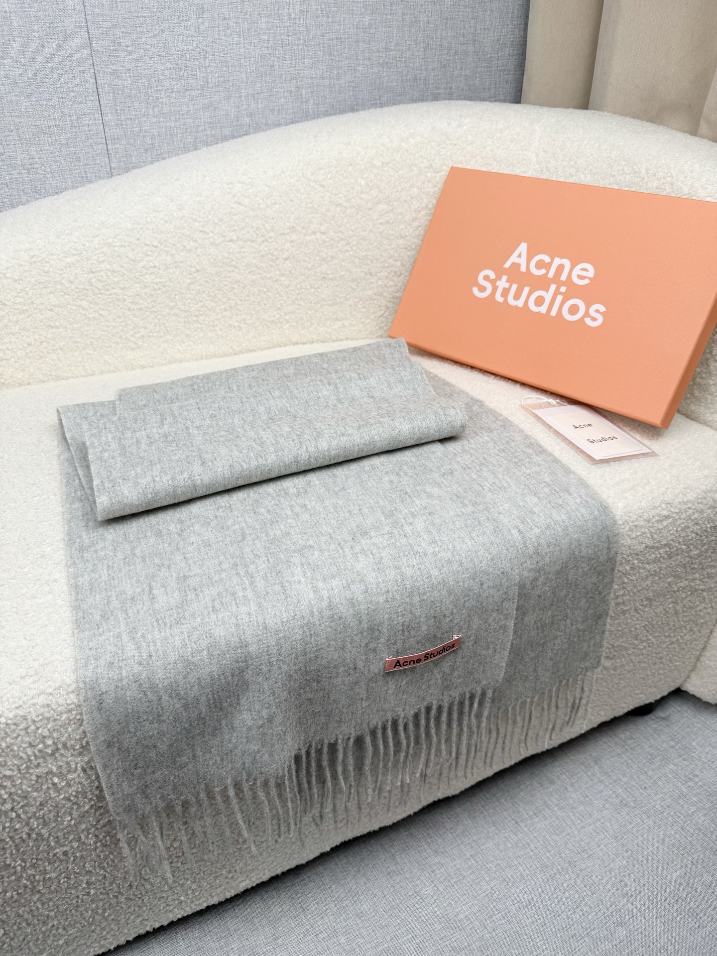 P。ACNE。【粉色新标-轻水波纹羊毛围巾】超级美！AC每年都不可不卖的款！也是年度最值百搭的款！真正ac流水线下来的订