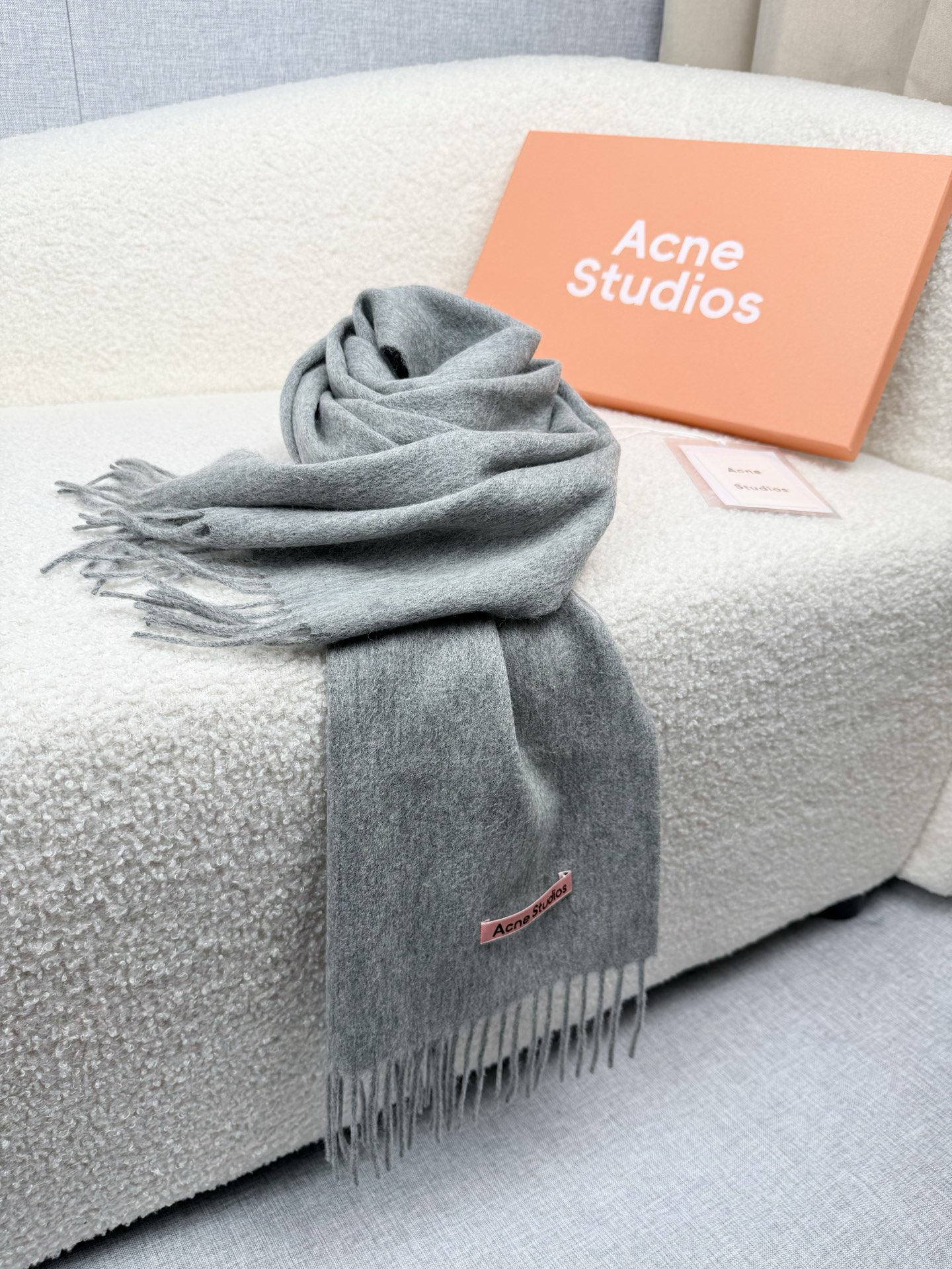 P。ACNE。【粉色新标-轻水波纹羊毛围巾】超级美！AC每年都不可不卖的款！也是年度最值百搭的款！真正ac流水线下来的订