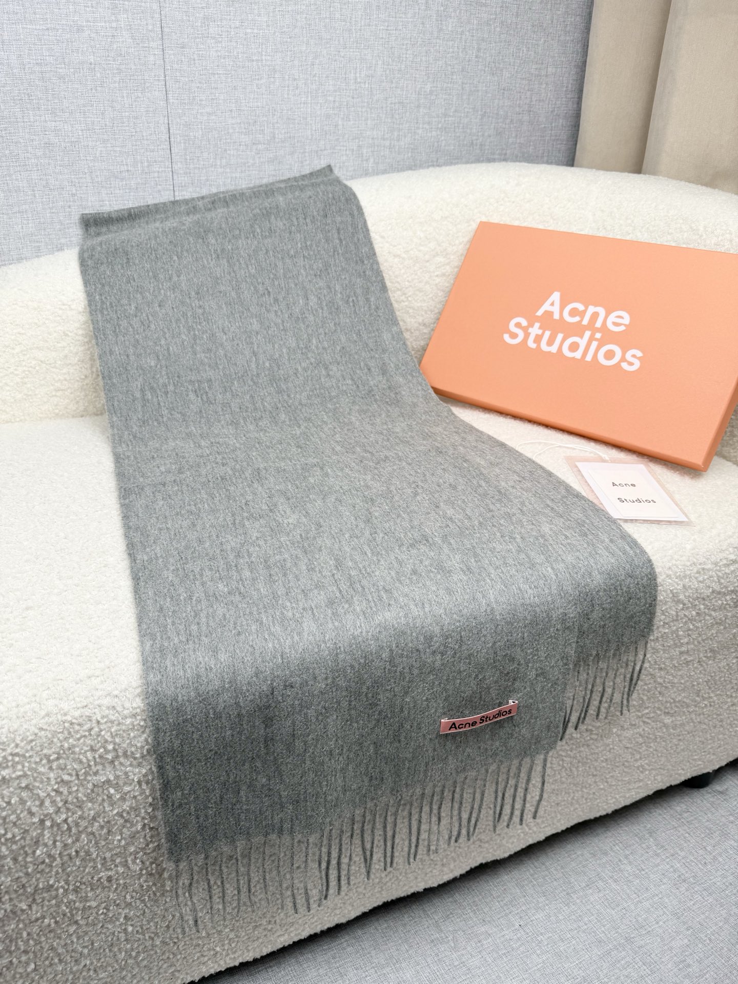 P。ACNE。【粉色新标-轻水波纹羊毛围巾】超级美！AC每年都不可不卖的款！也是年度最值百搭的款！真正ac流水线下来的订