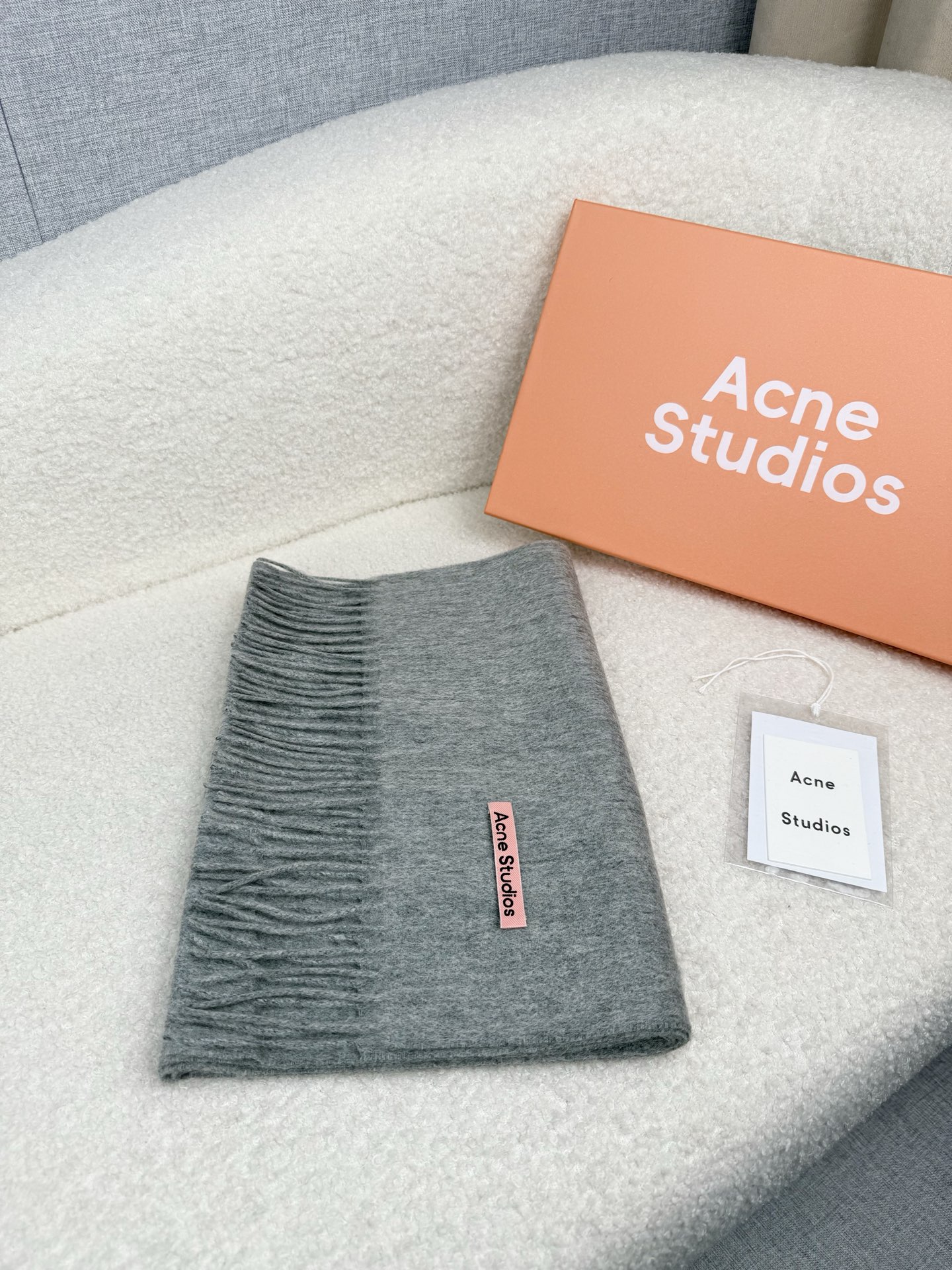 P。ACNE。【粉色新标-轻水波纹羊毛围巾】超级美！AC每年都不可不卖的款！也是年度最值百搭的款！真正ac流水线下来的订