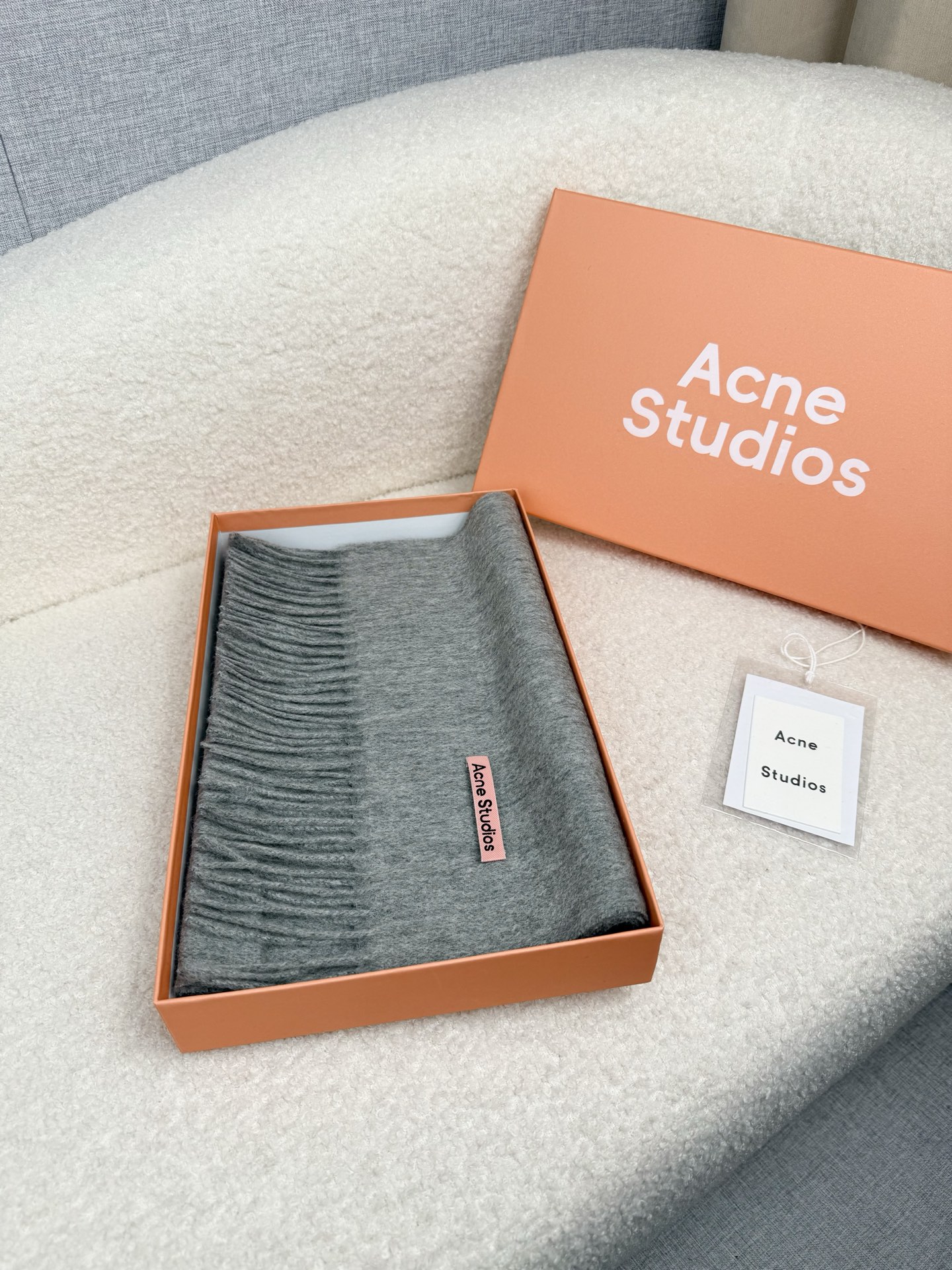 P。ACNE。【粉色新标-轻水波纹羊毛围巾】超级美！AC每年都不可不卖的款！也是年度最值百搭的款！真正ac流水线下来的订