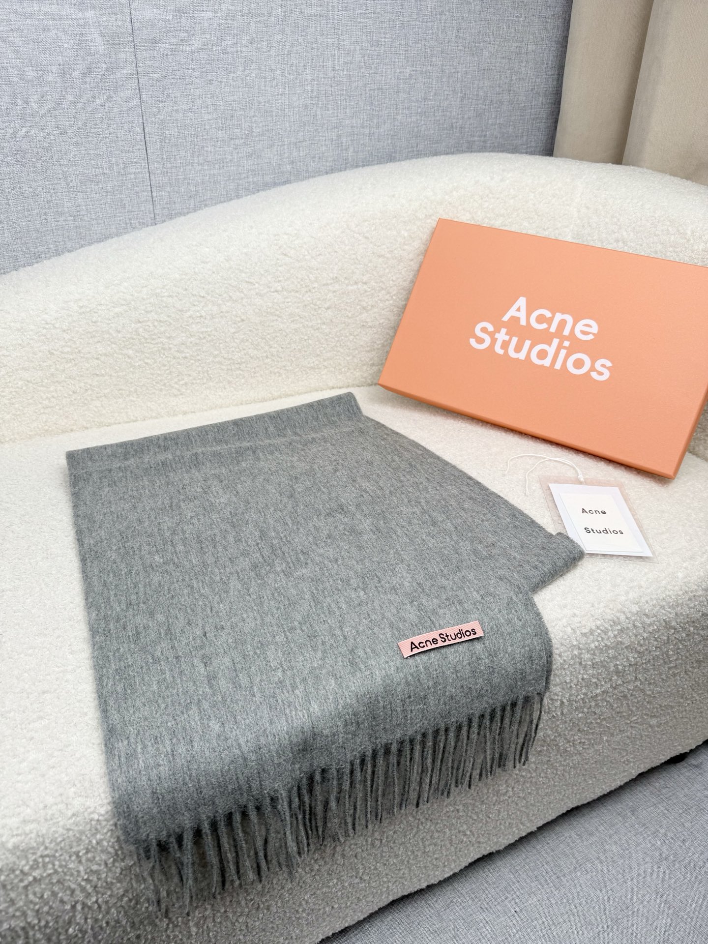 P。ACNE。【粉色新标-轻水波纹羊毛围巾】超级美！AC每年都不可不卖的款！也是年度最值百搭的款！真正ac流水线下来的订