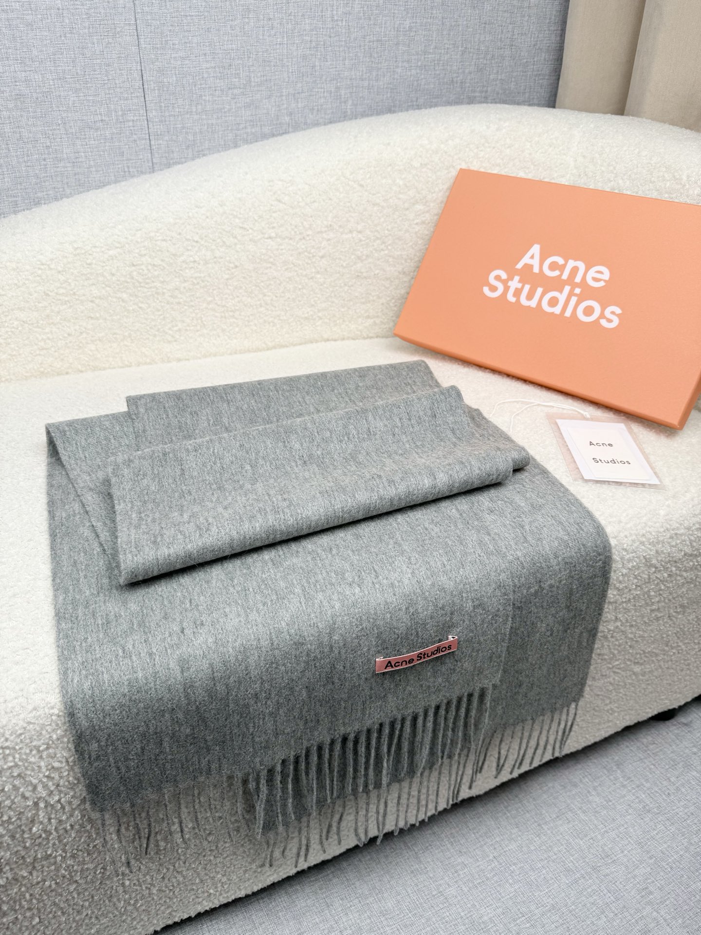 P。ACNE。【粉色新标-轻水波纹羊毛围巾】超级美！AC每年都不可不卖的款！也是年度最值百搭的款！真正ac流水线下来的订