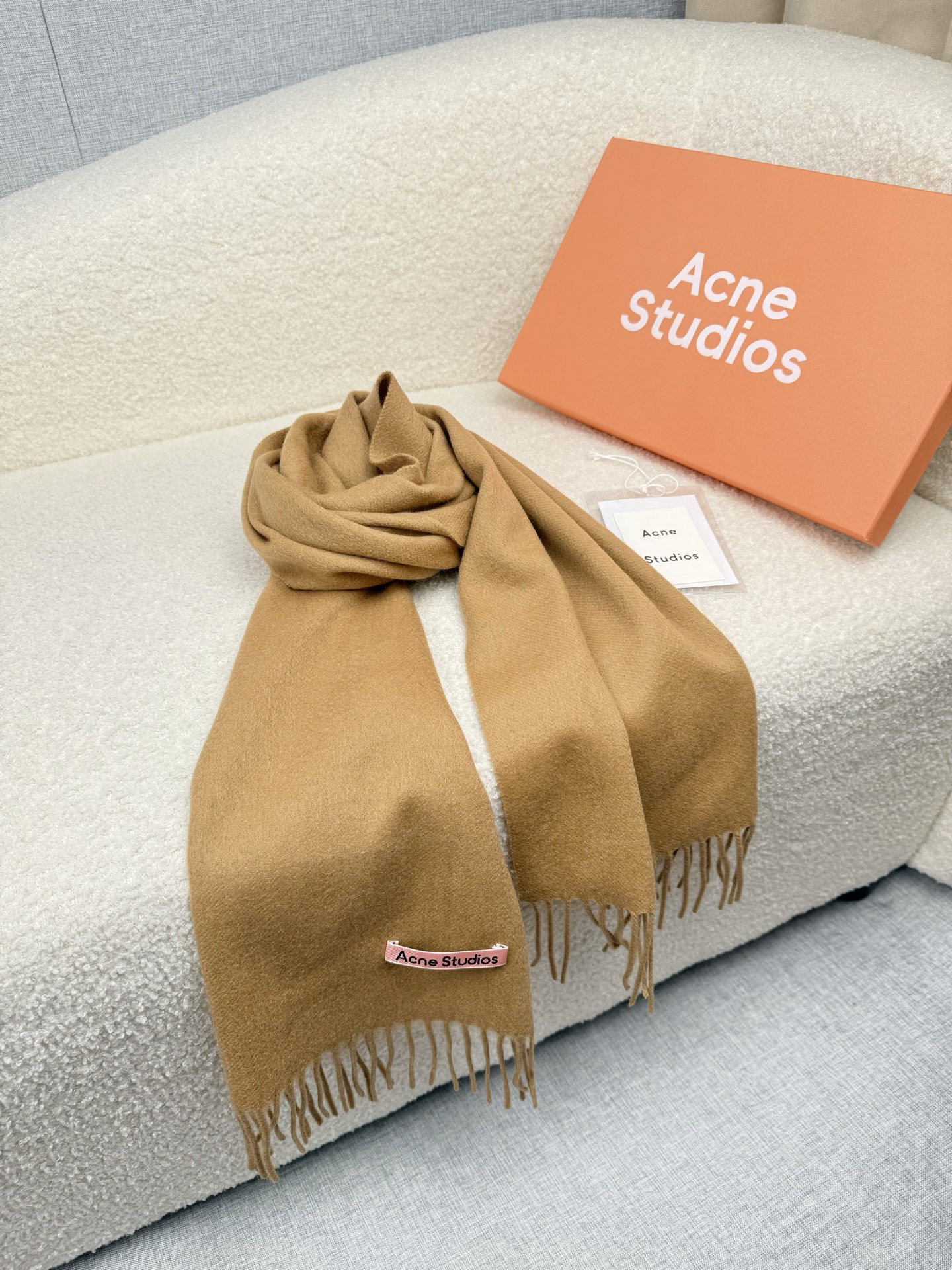 P。ACNE。【粉色新标-轻水波纹羊毛围巾】超级美！AC每年都不可不卖的款！也是年度最值百搭的款！真正ac流水线下来的订
