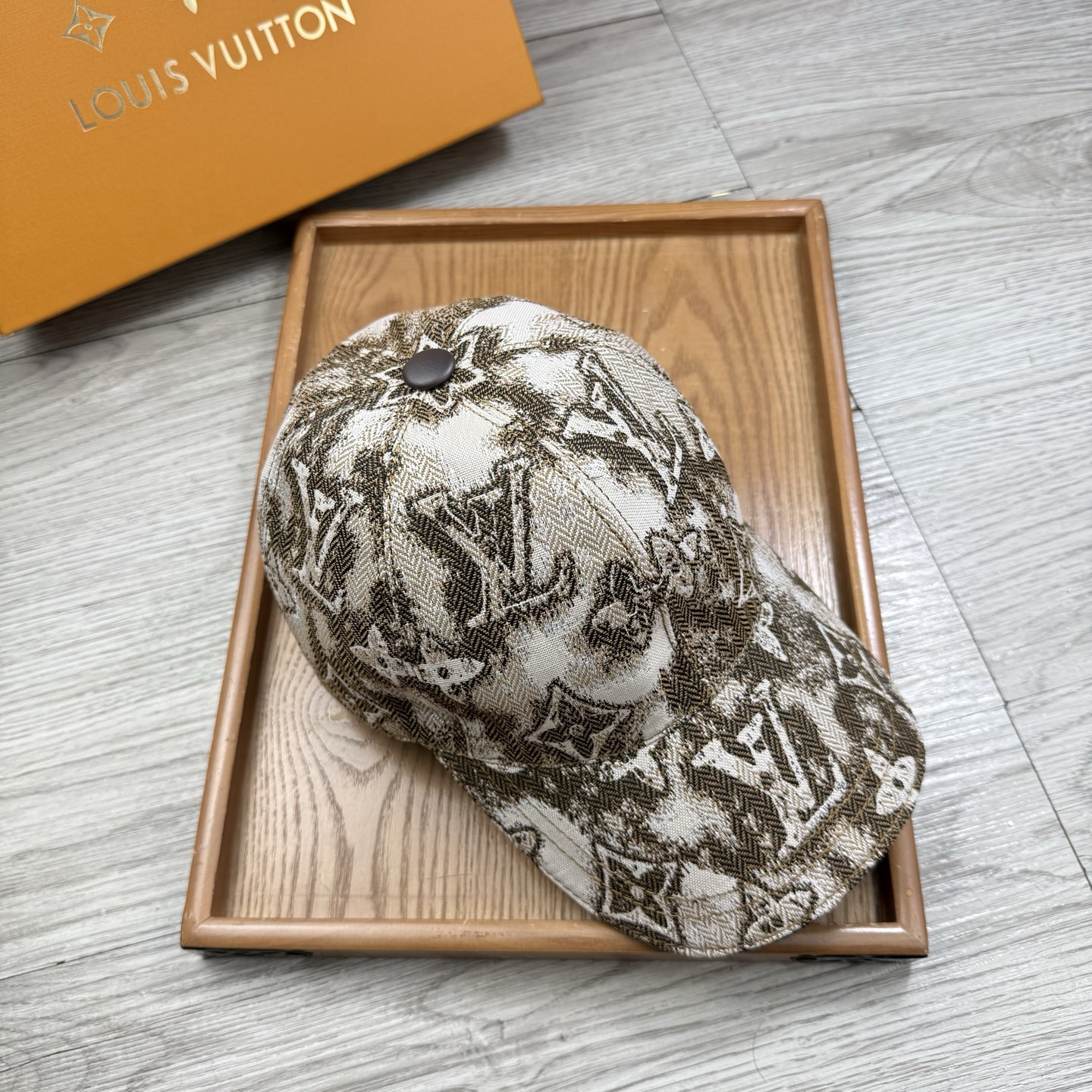 🌹。L家。【超A品质】最新款！时尚潮流，高端做工！每一个帽子都是用心之作！牛津材质！头层牛皮！配盒子、防
