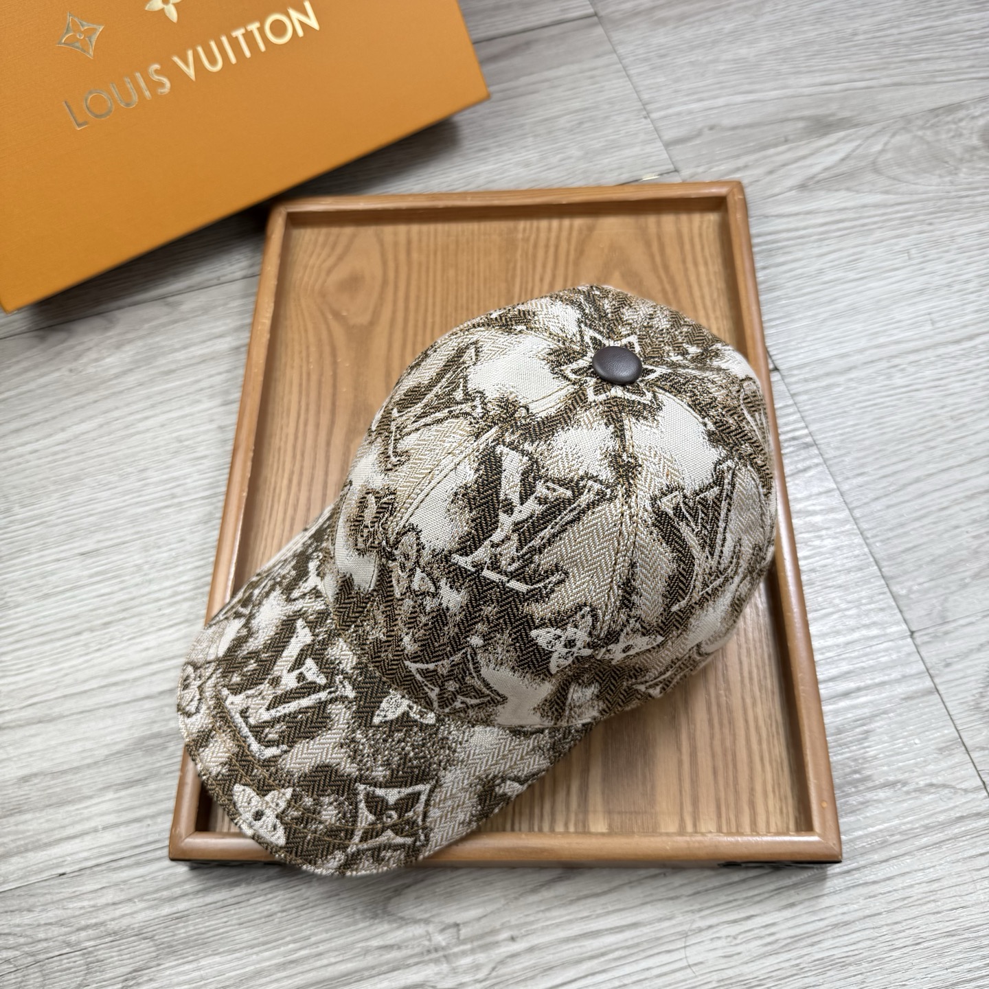 🌹。L家。【超A品质】最新款！时尚潮流，高端做工！每一个帽子都是用心之作！牛津材质！头层牛皮！配盒子、防