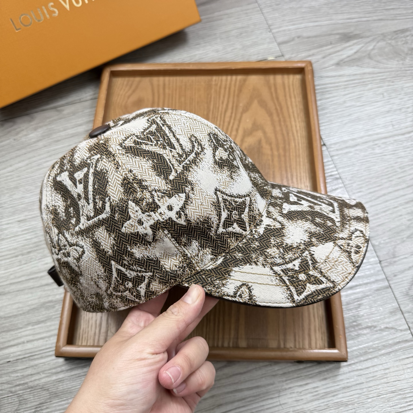 🌹。L家。【超A品质】最新款！时尚潮流，高端做工！每一个帽子都是用心之作！牛津材质！头层牛皮！配盒子、防