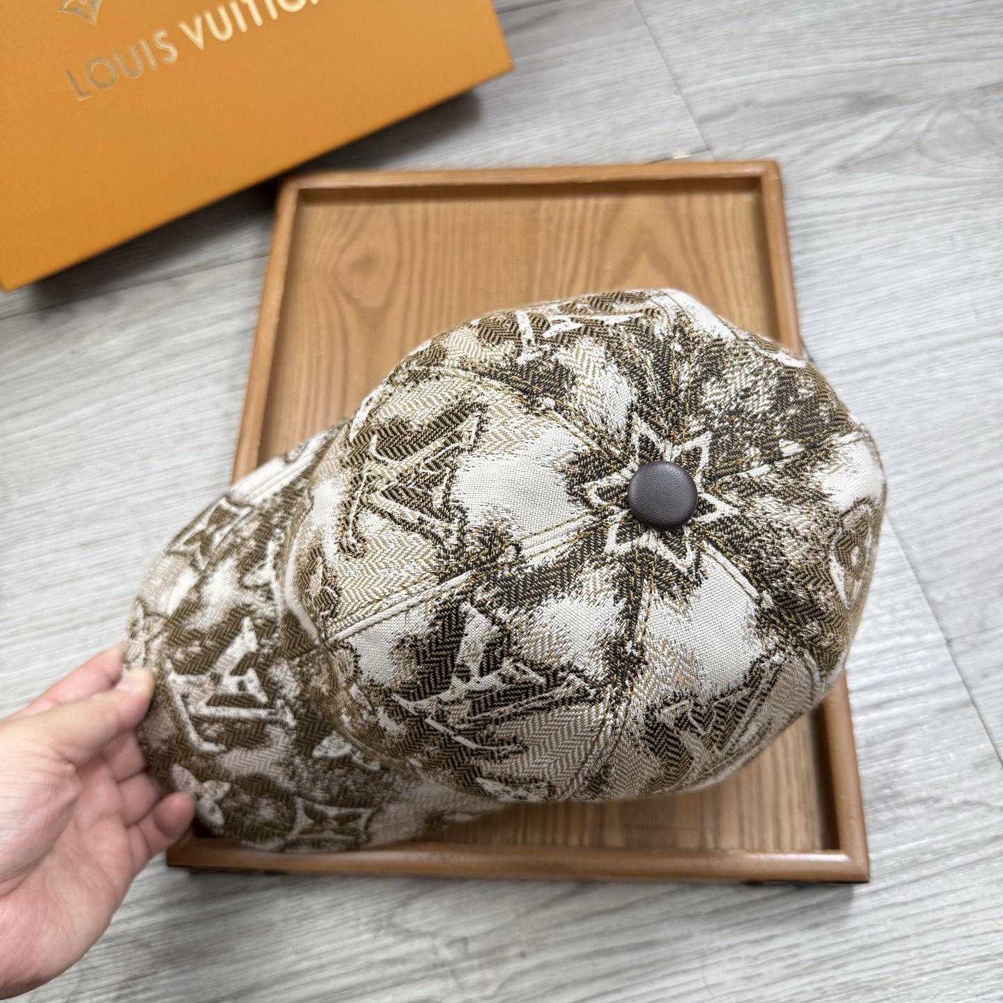 🌹。L家。【超A品质】最新款！时尚潮流，高端做工！每一个帽子都是用心之作！牛津材质！头层牛皮！配盒子、防