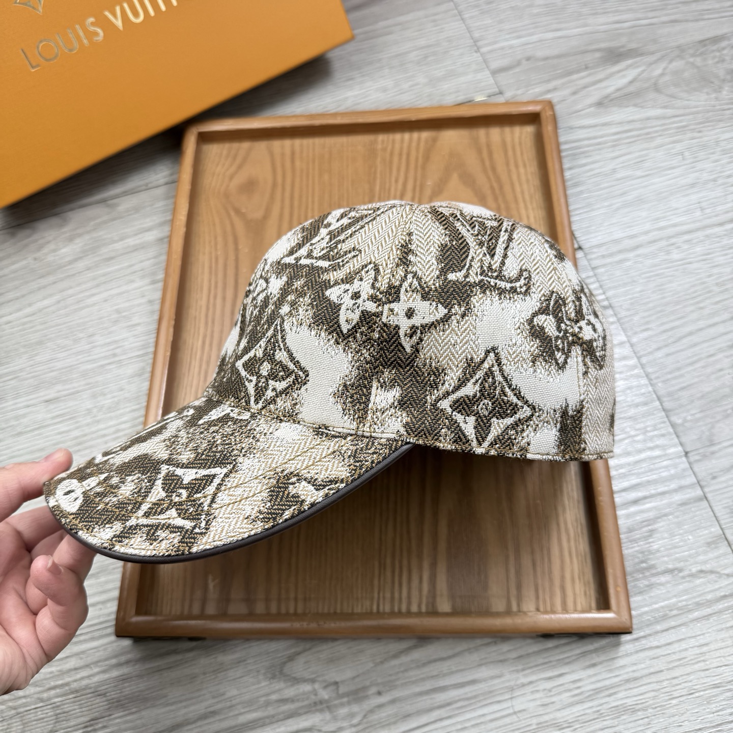 🌹。L家。【超A品质】最新款！时尚潮流，高端做工！每一个帽子都是用心之作！牛津材质！头层牛皮！配盒子、防