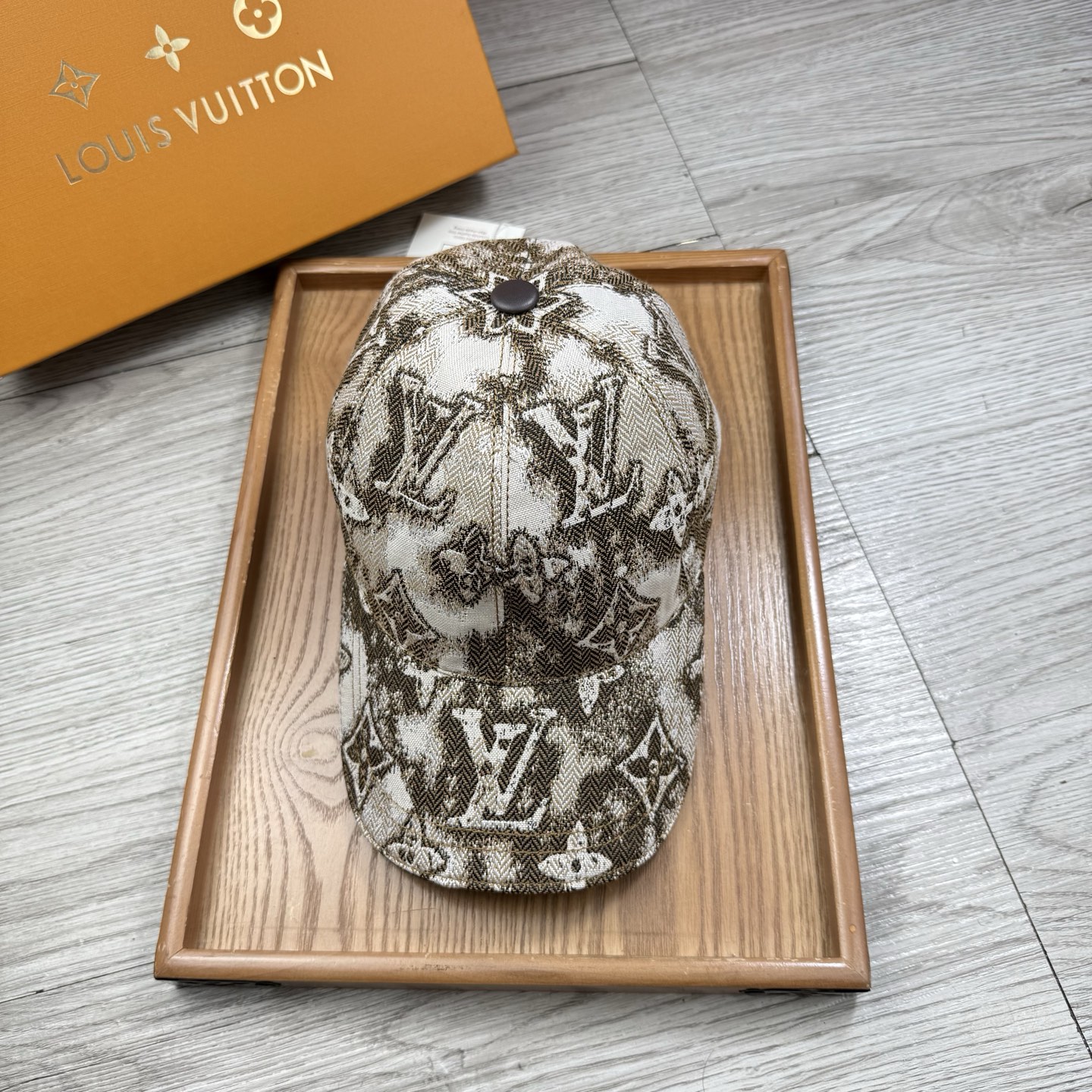 🌹。L家。【超A品质】最新款！时尚潮流，高端做工！每一个帽子都是用心之作！牛津材质！头层牛皮！配盒子、防