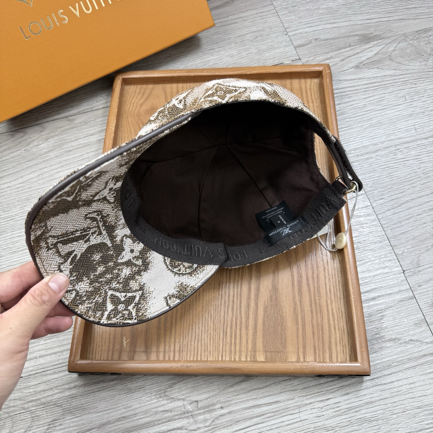 🌹。L家。【超A品质】最新款！时尚潮流，高端做工！每一个帽子都是用心之作！牛津材质！头层牛皮！配盒子、防