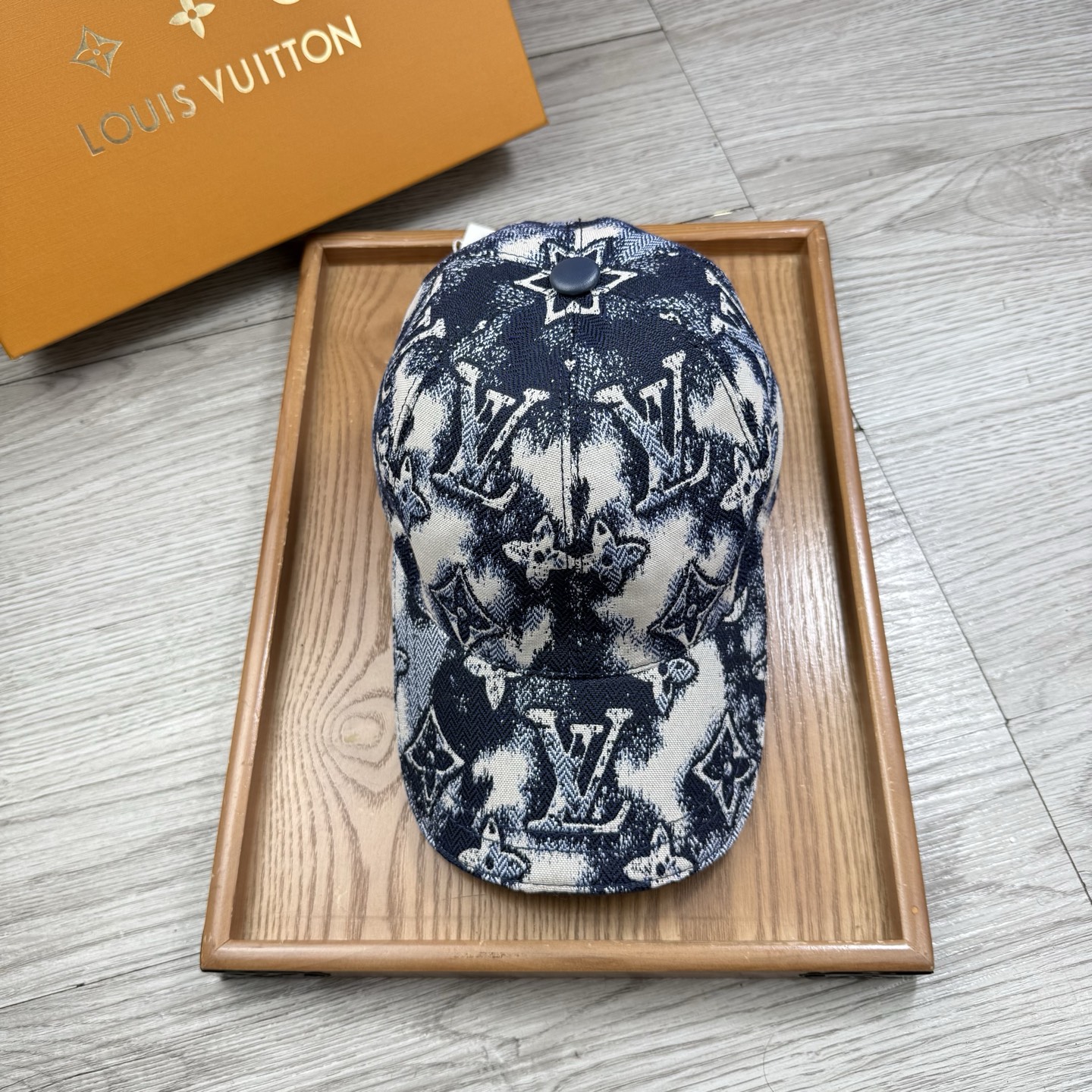 🌹。L家。【超A品质】最新款！时尚潮流，高端做工！每一个帽子都是用心之作！牛津材质！头层牛皮！配盒子、防