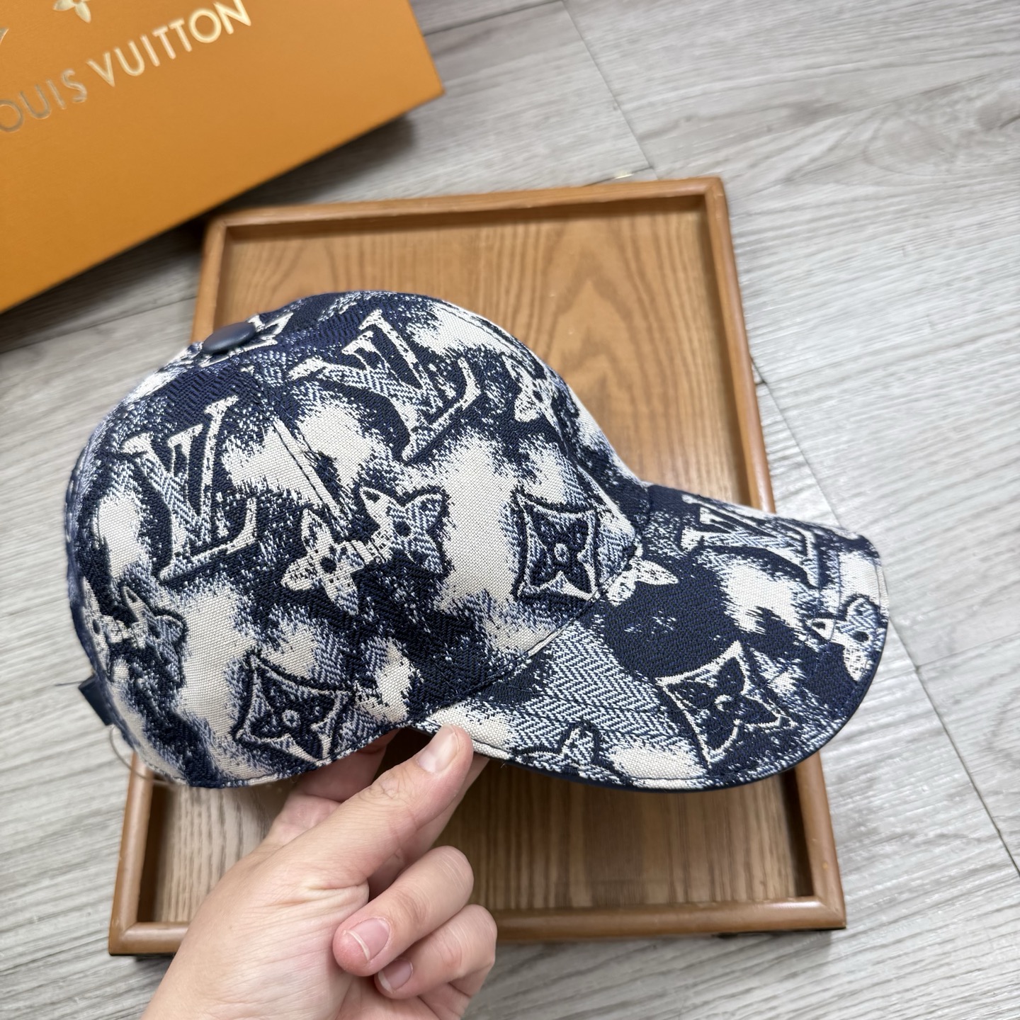 🌹。L家。【超A品质】最新款！时尚潮流，高端做工！每一个帽子都是用心之作！牛津材质！头层牛皮！配盒子、防
