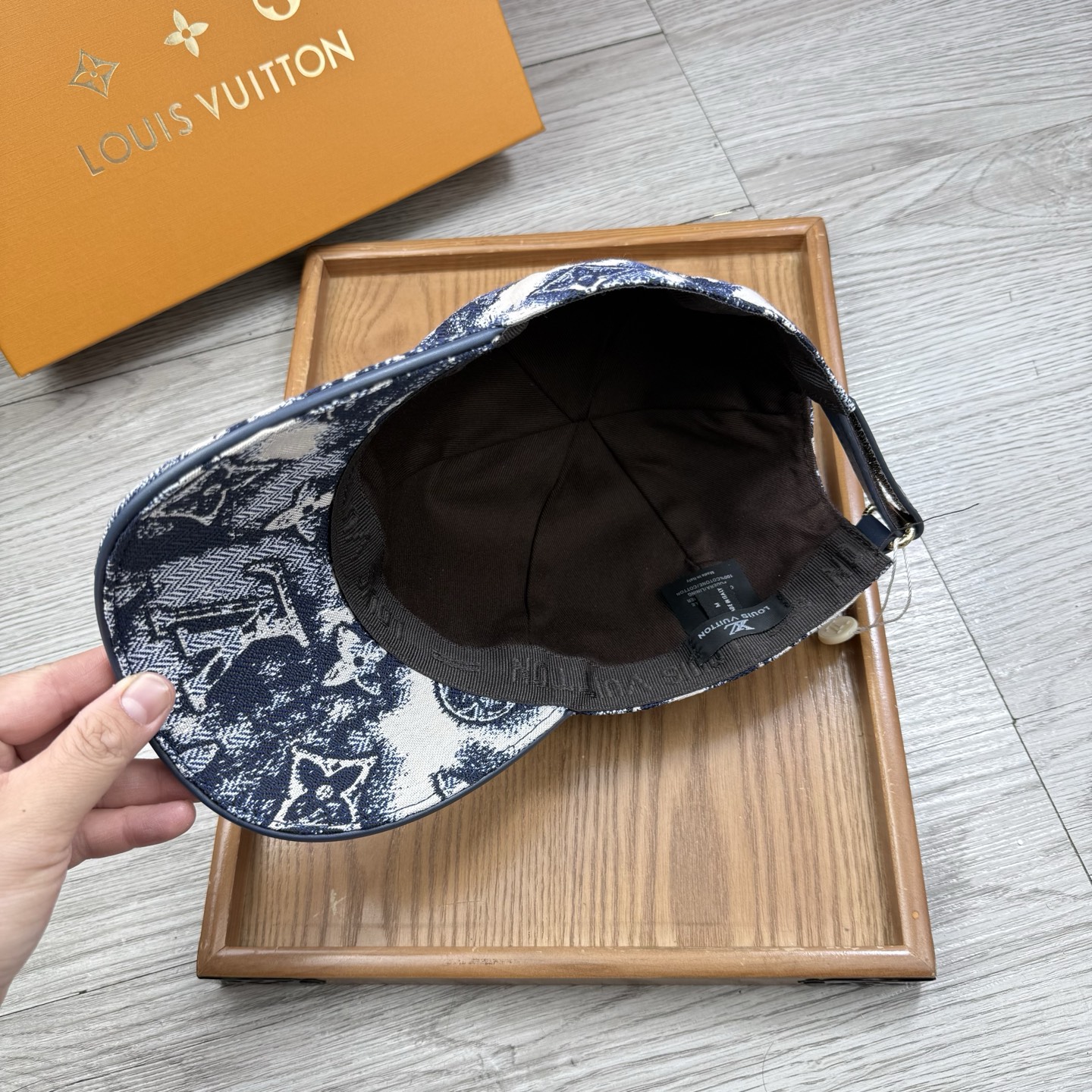 🌹。L家。【超A品质】最新款！时尚潮流，高端做工！每一个帽子都是用心之作！牛津材质！头层牛皮！配盒子、防