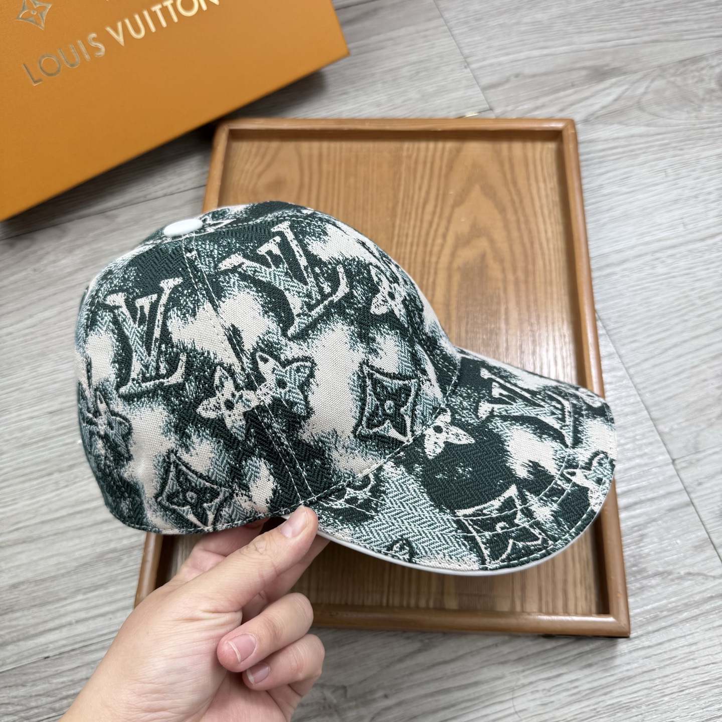 🌹。L家。【超A品质】最新款！时尚潮流，高端做工！每一个帽子都是用心之作！牛津材质！头层牛皮！配盒子、防
