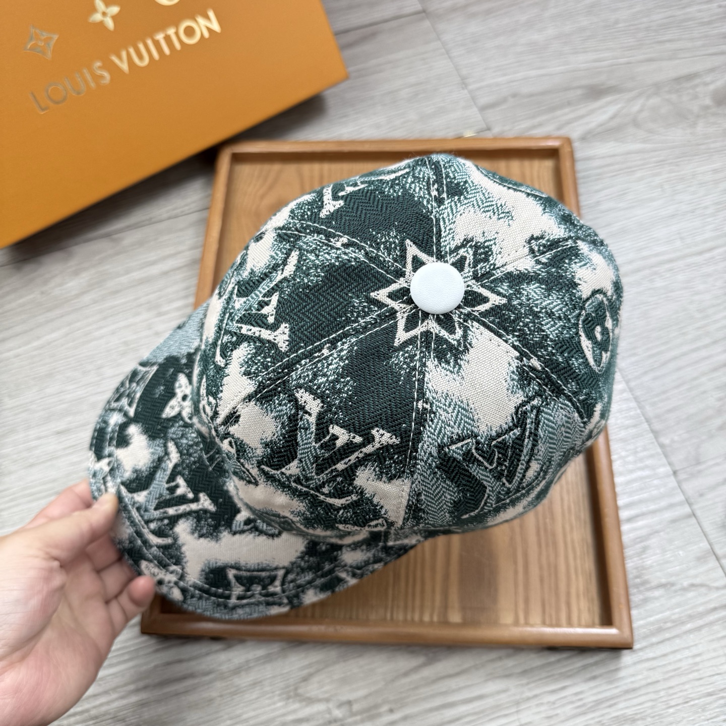 🌹。L家。【超A品质】最新款！时尚潮流，高端做工！每一个帽子都是用心之作！牛津材质！头层牛皮！配盒子、防