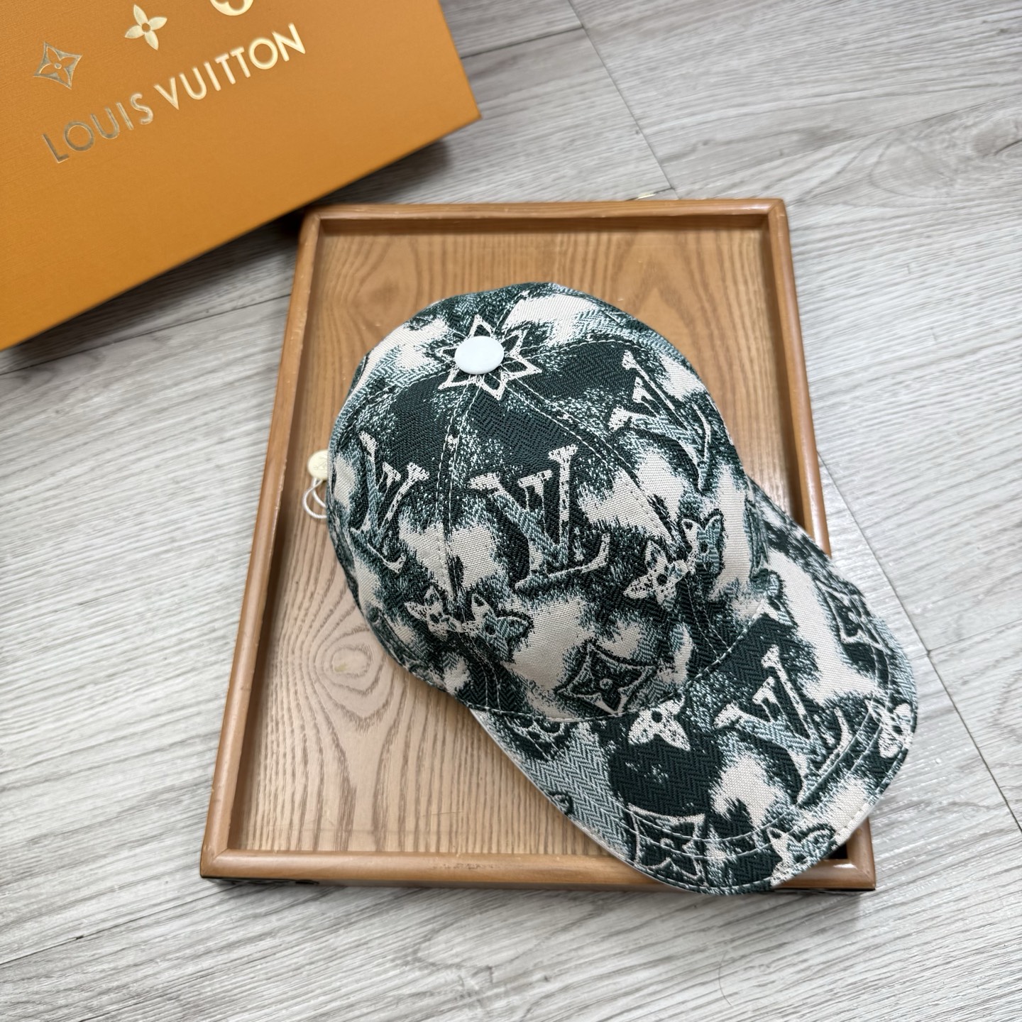 🌹。L家。【超A品质】最新款！时尚潮流，高端做工！每一个帽子都是用心之作！牛津材质！头层牛皮！配盒子、防