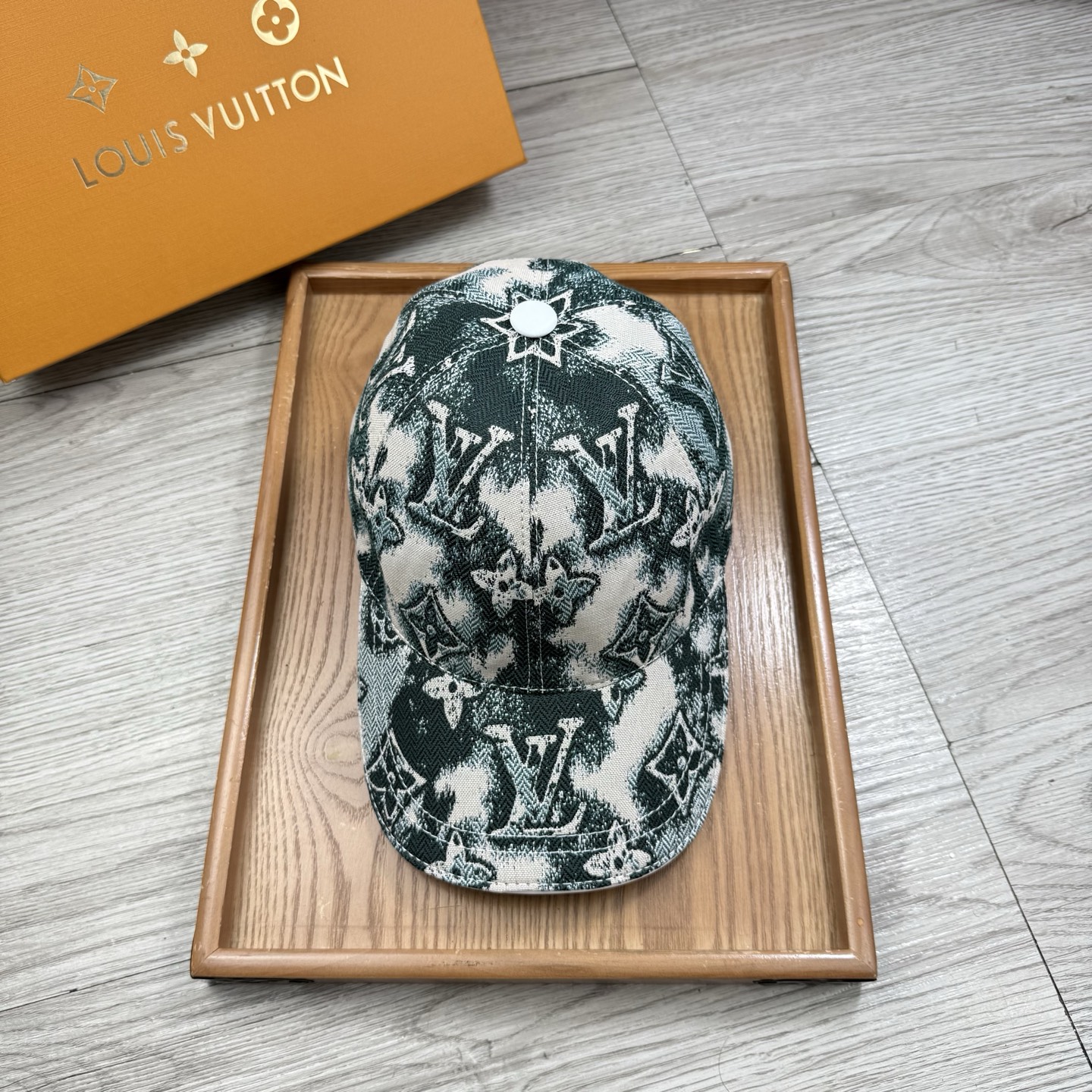 🌹。L家。【超A品质】最新款！时尚潮流，高端做工！每一个帽子都是用心之作！牛津材质！头层牛皮！配盒子、防