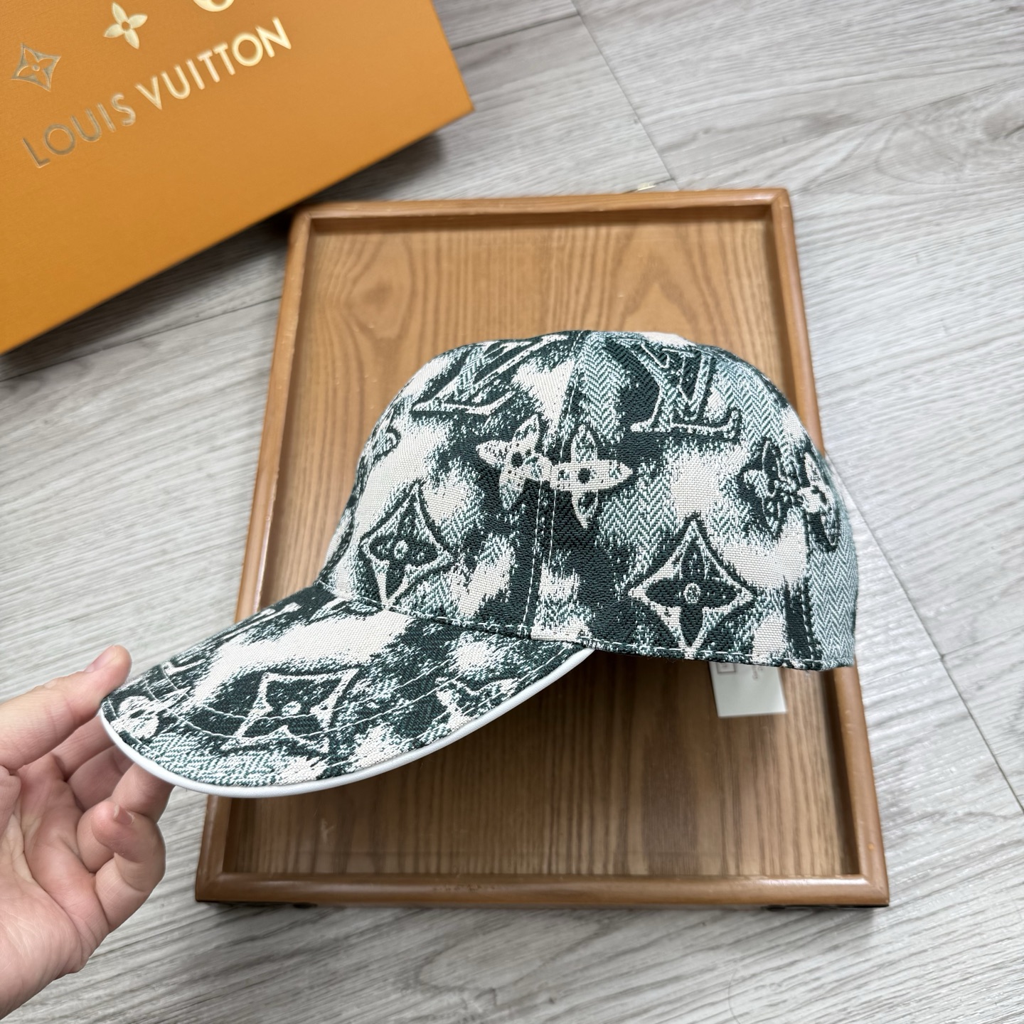 🌹。L家。【超A品质】最新款！时尚潮流，高端做工！每一个帽子都是用心之作！牛津材质！头层牛皮！配盒子、防