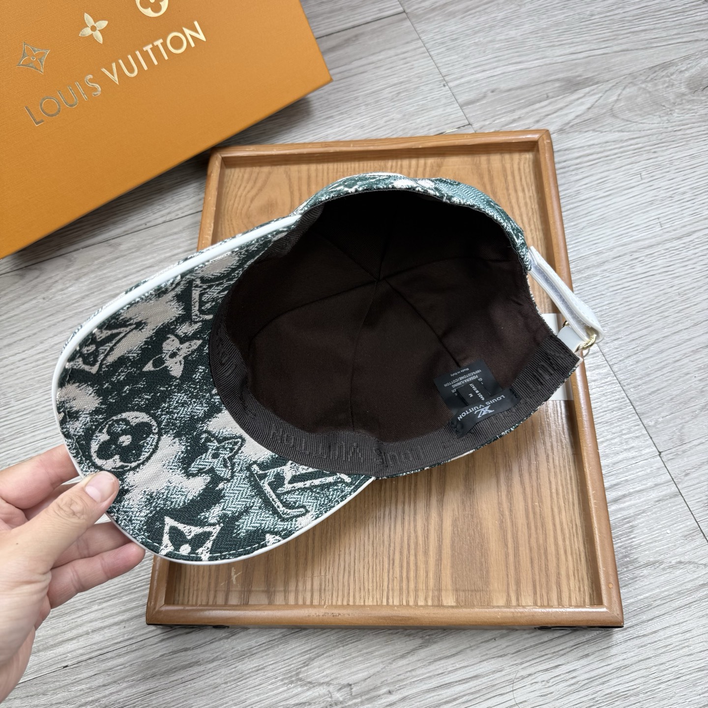 🌹。L家。【超A品质】最新款！时尚潮流，高端做工！每一个帽子都是用心之作！牛津材质！头层牛皮！配盒子、防