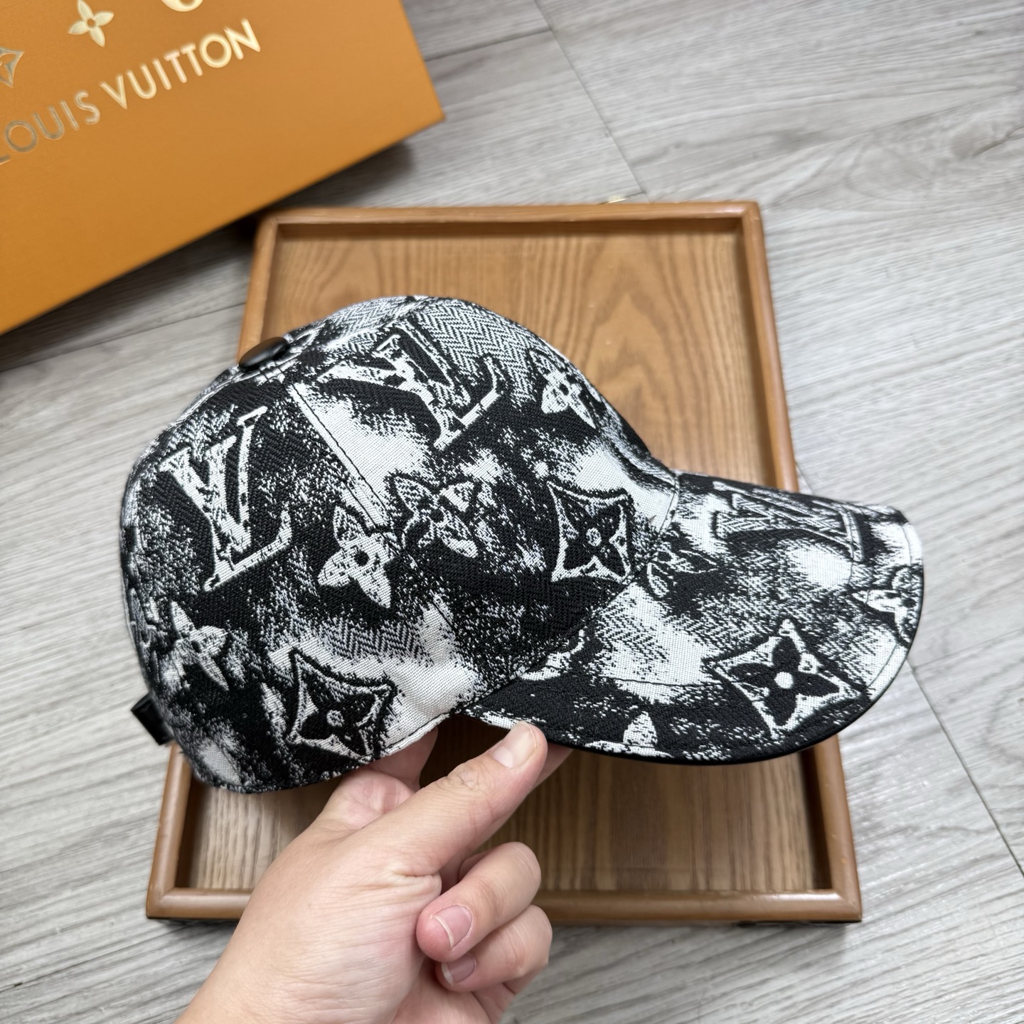🌹。L家。【超A品质】最新款！时尚潮流，高端做工！每一个帽子都是用心之作！牛津材质！头层牛皮！配盒子、防